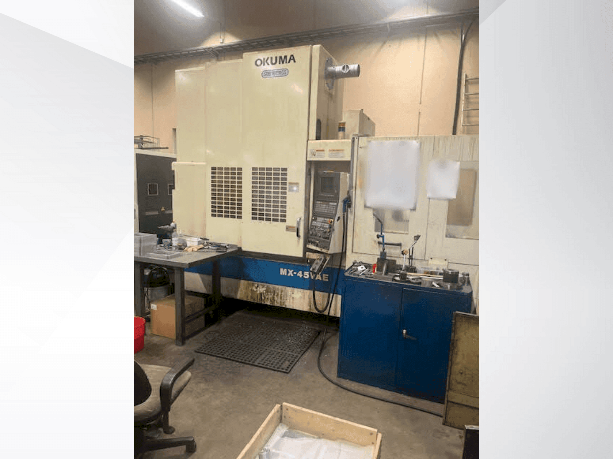 Widok z przodu maszyny Okuma MX-45VAE