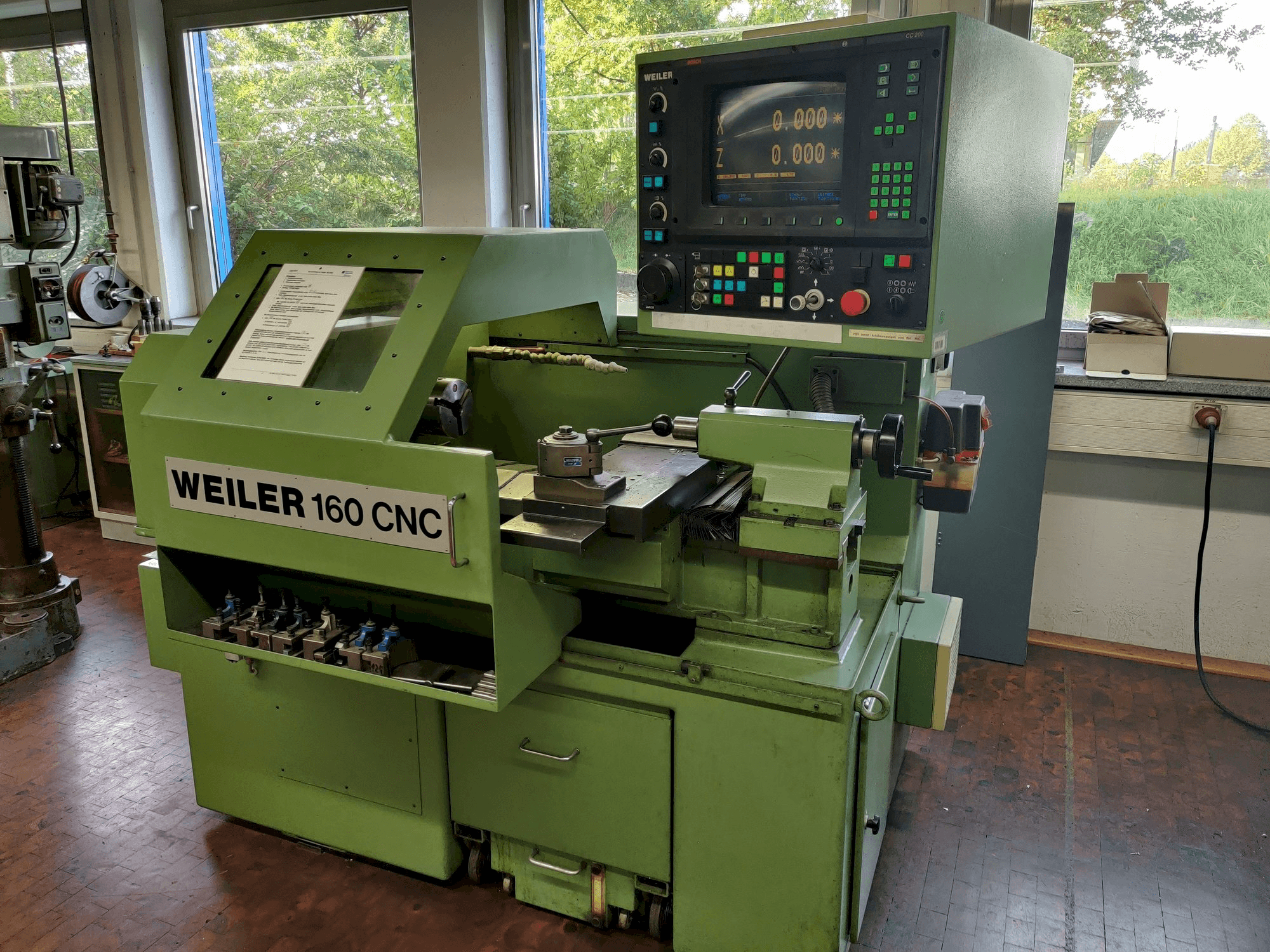 Widok z przodu maszyny Weiler 160 CNC