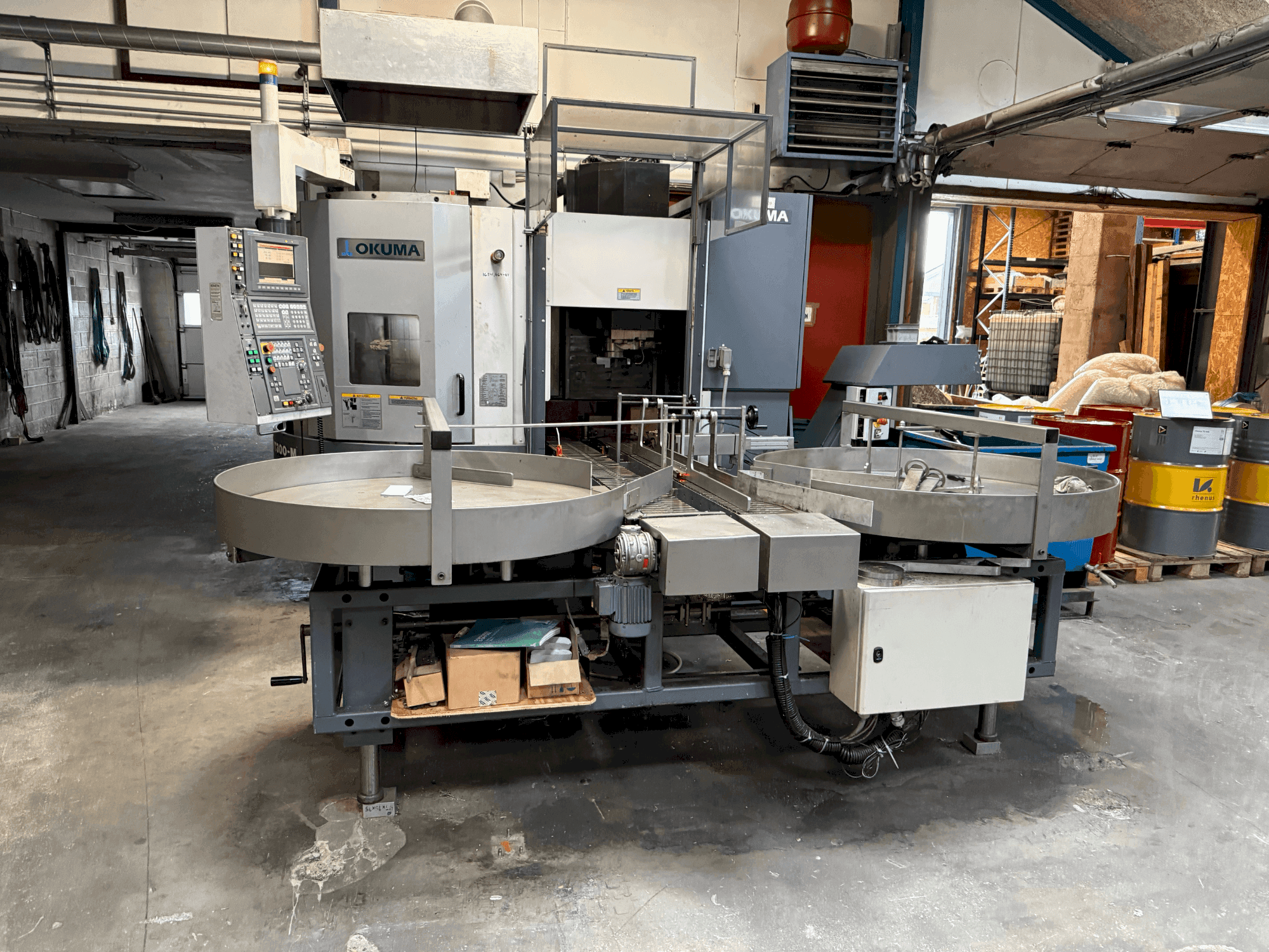 Widok z przodu maszyny Okuma VTurn LVT300-M