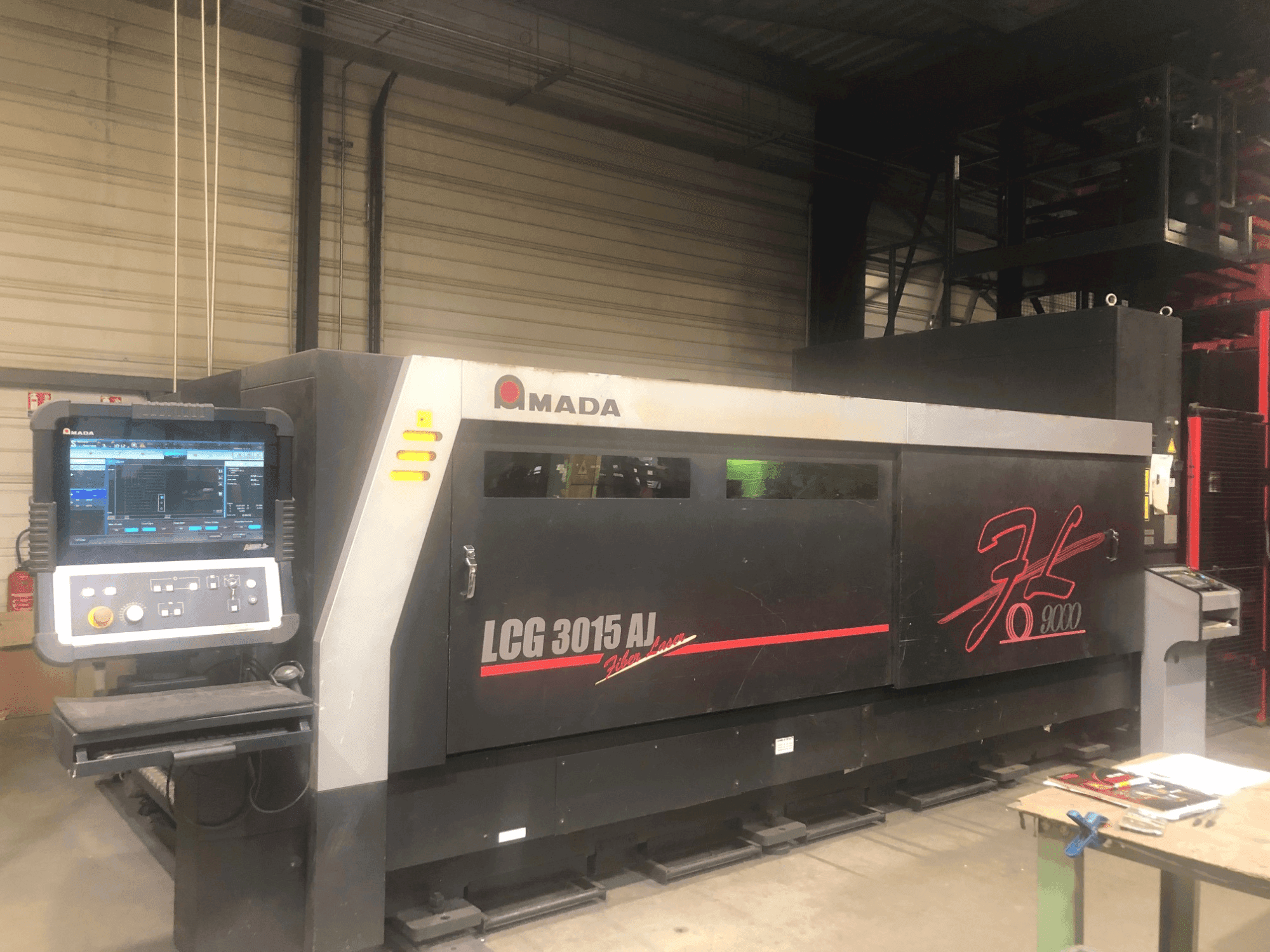 Widok z przodu maszyny AMADA LCG-3015AJ 9kw + ASLUL TWIN TOWER