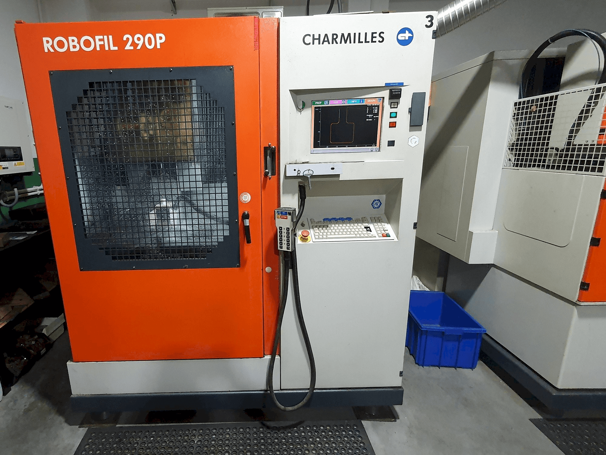 Widok z przodu maszyny CHARMILLES Robofil 290P