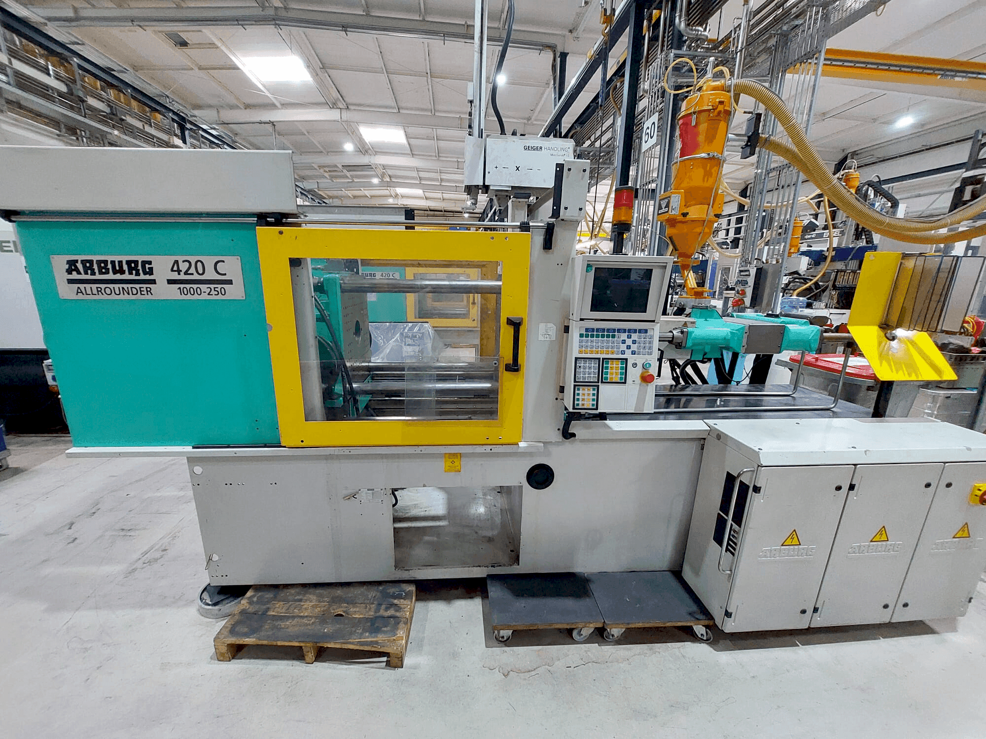 Widok z przodu maszyny Arburg 420C-1000-250