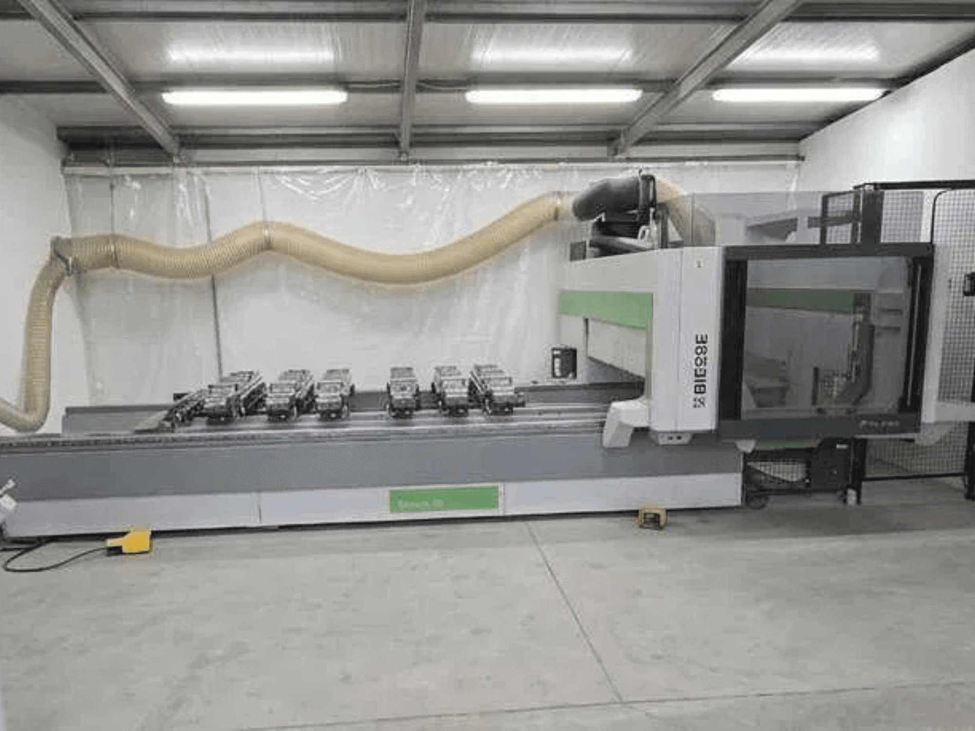 Centrum obróbcze BIESSE Rover K1232 CNC widziane z boku, z widocznymi przyssawkami próżniowymi i systemem odpylania.
