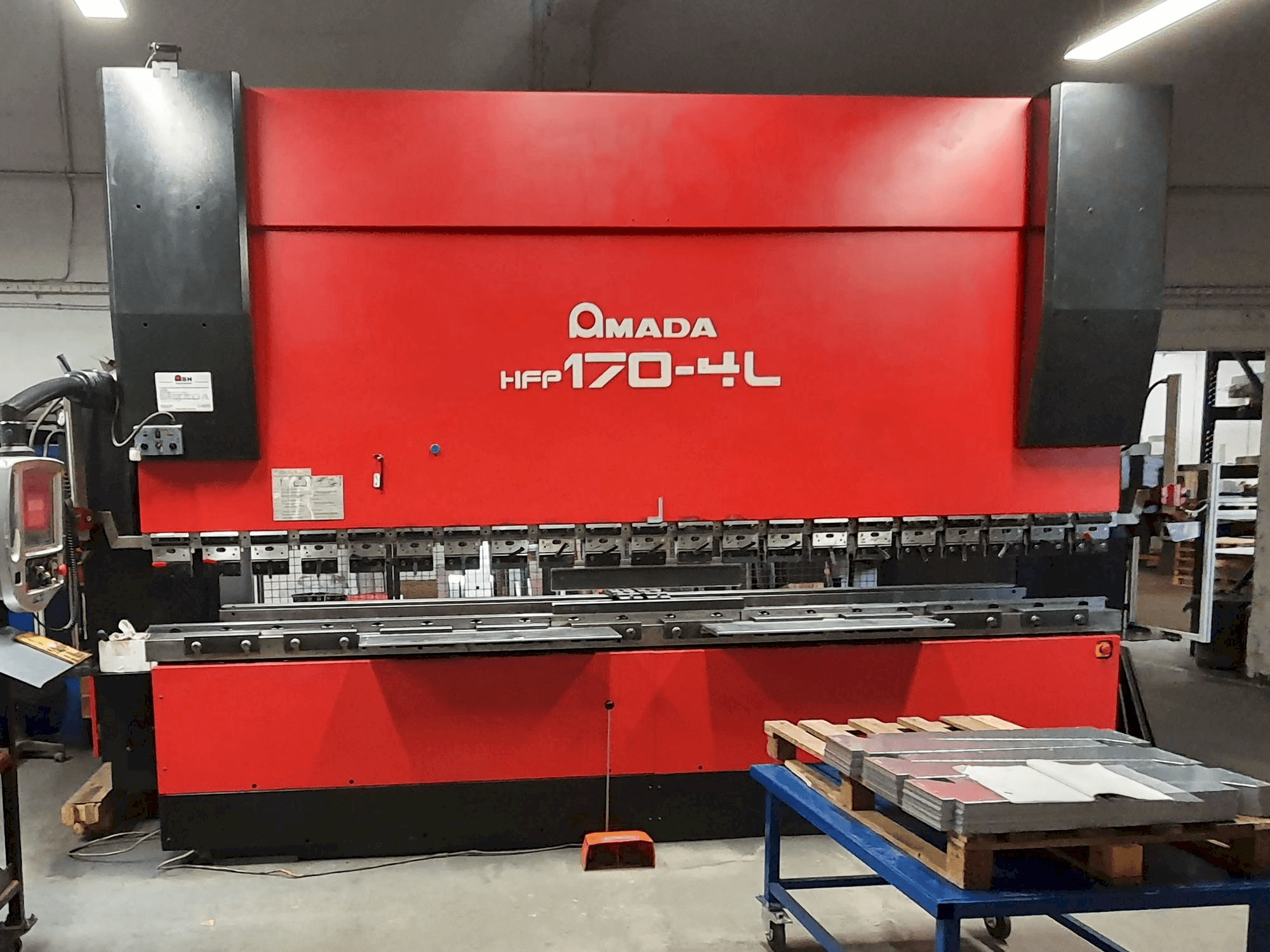 Widok z przodu maszyny AMADA HFP 170-4 L