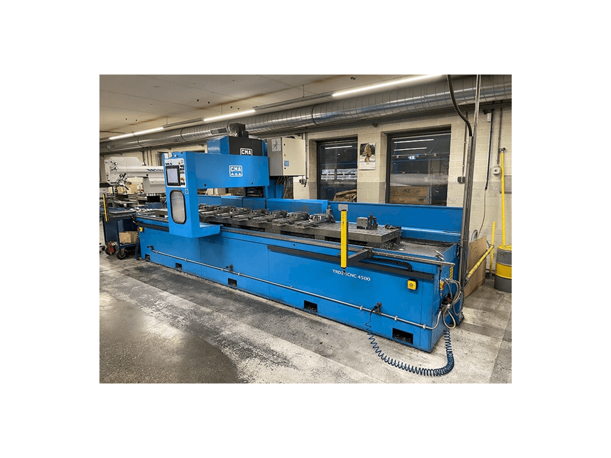 Widok z przodu maszyny CMA TRD28CNC 4500