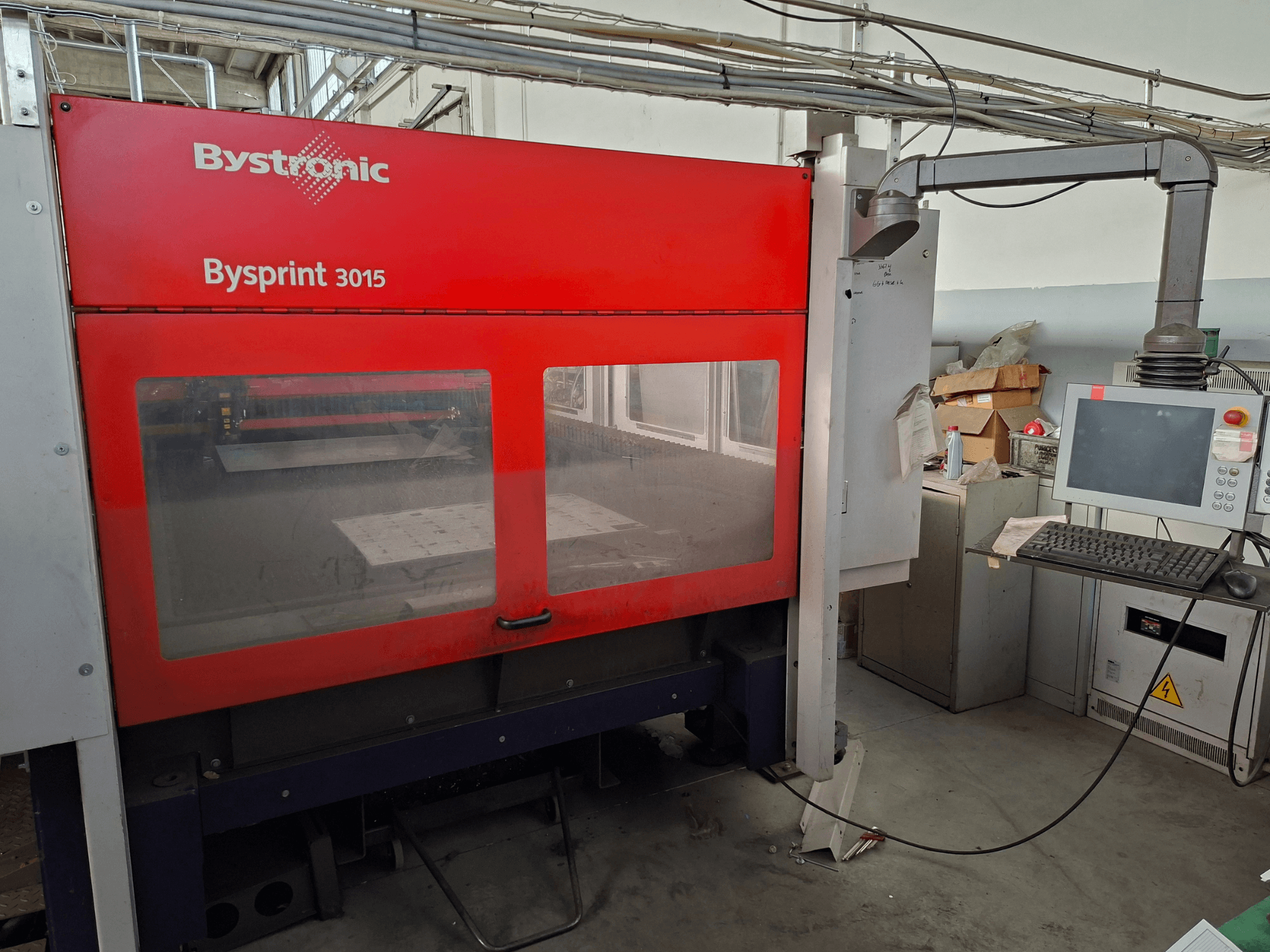 Maszyna do cięcia laserowego CO₂ Bystronic Bysprint 3015 – widok z przodu przedstawiający panel sterowania i obszar cięcia laserowego.
