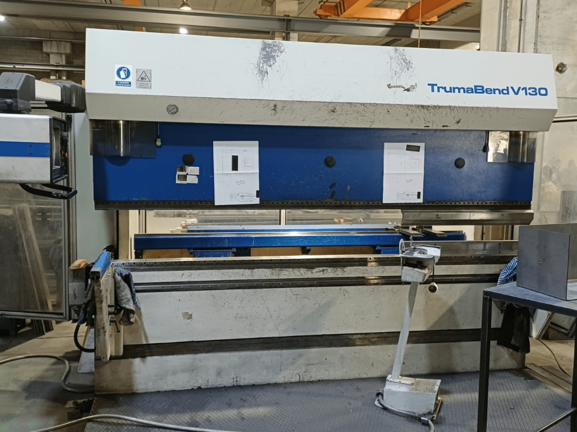 Prasa krawędziowa TRUMPF Trumatic Trumabend V130 – widok z przodu, przedstawiający panel sterowania, powierzchnię roboczą oraz regulowane narzędzia.
