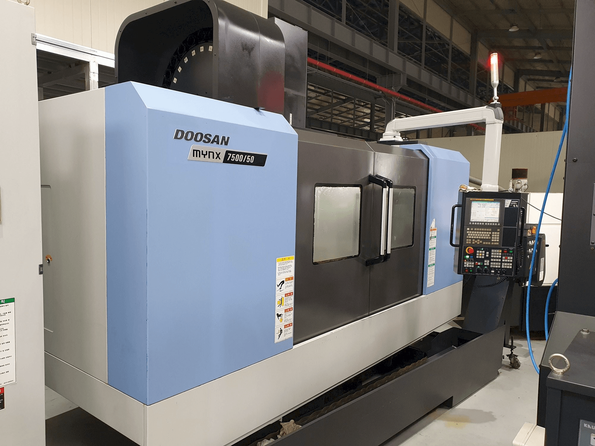Widok z przodu maszyny Doosan MYNX 7500/50