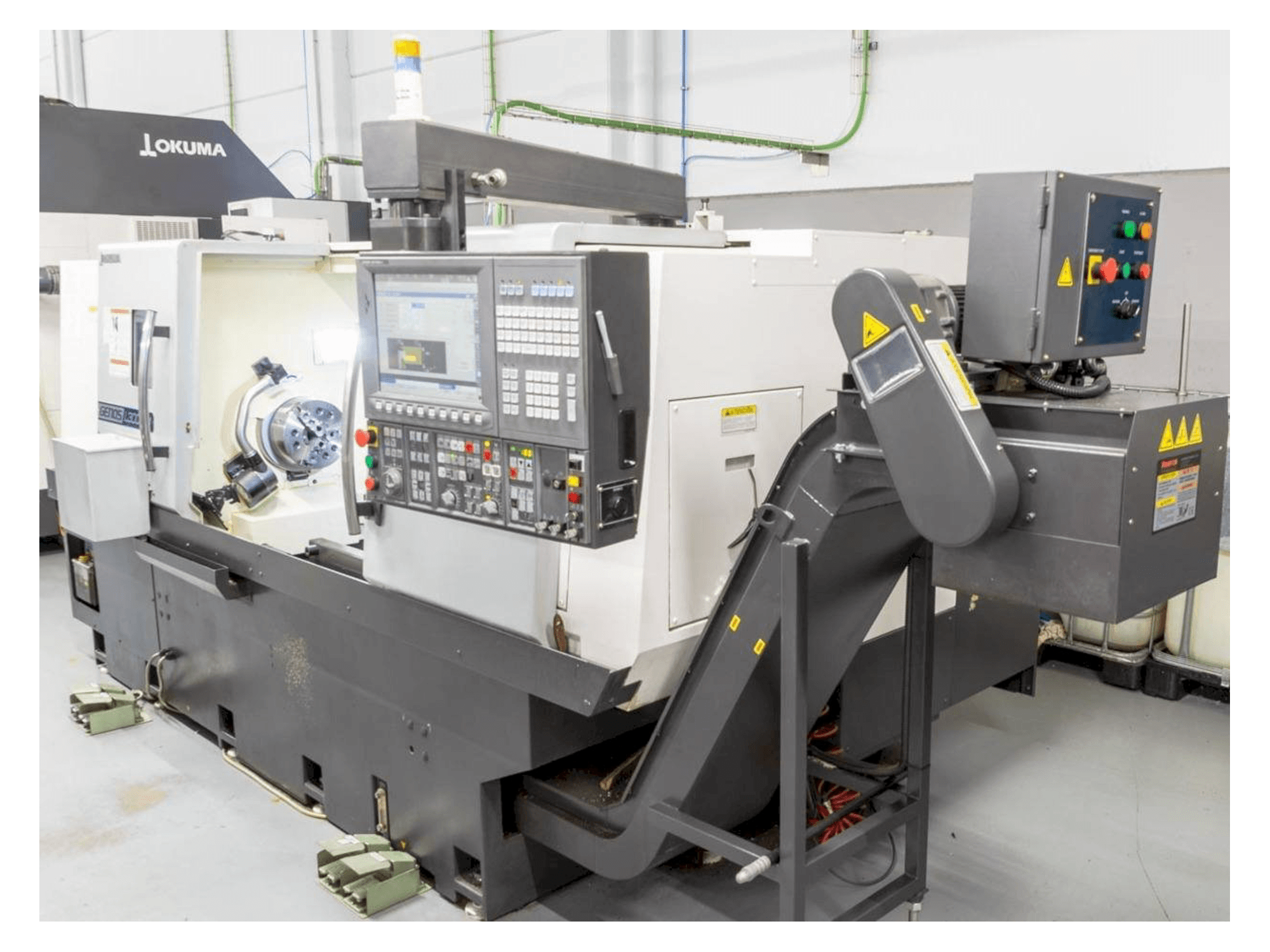 Widok z przodu maszyny Okuma Genos L300E-M