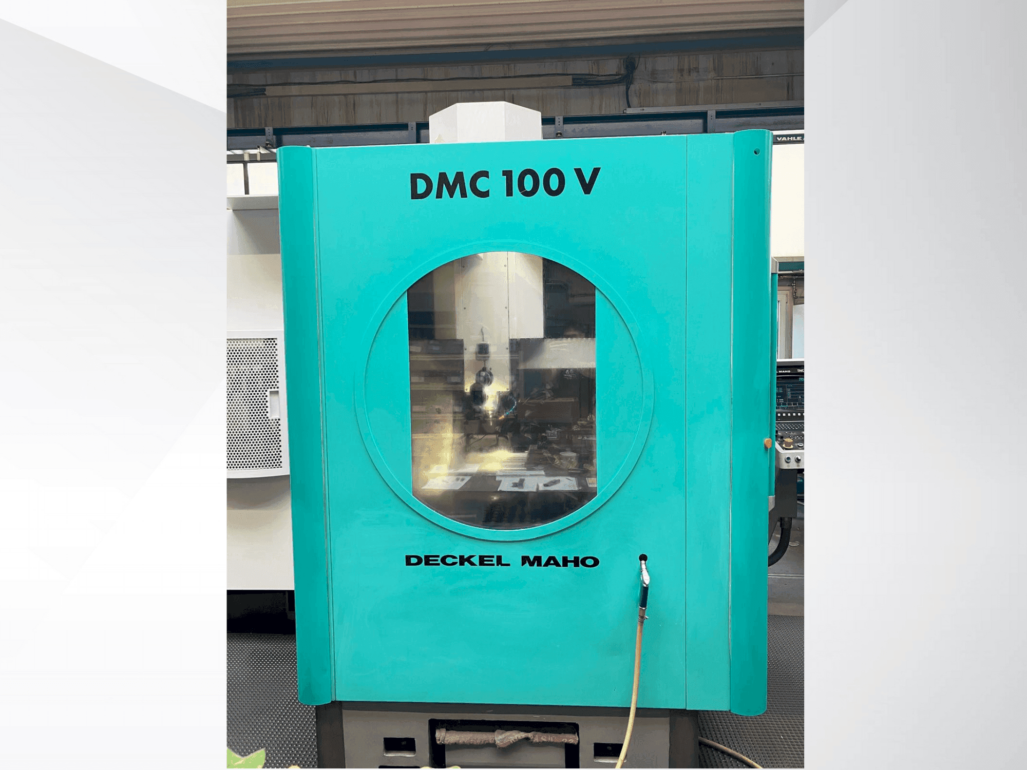 Widok z przodu maszyny DECKEL MAHO DMC 100V