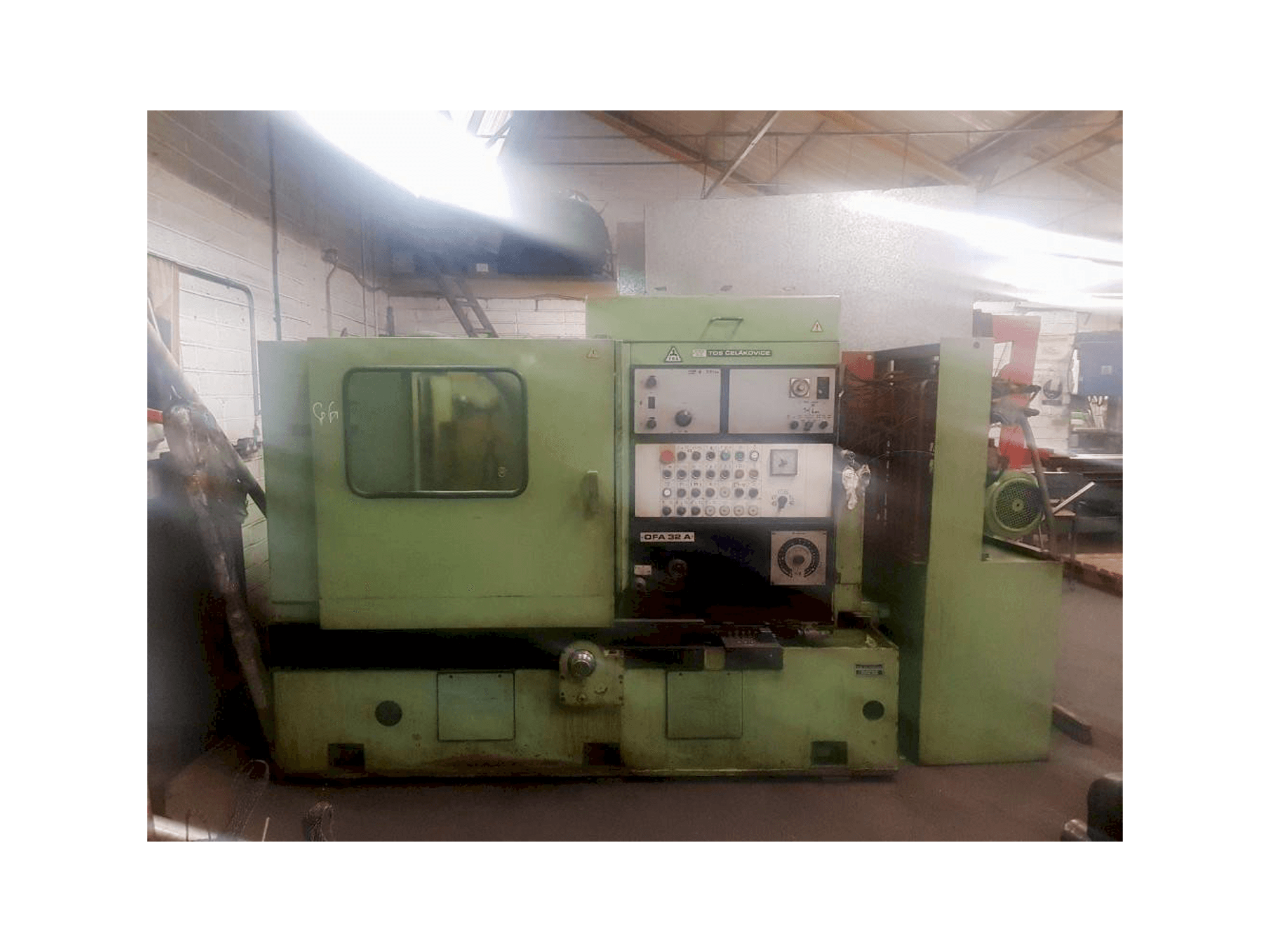 Widok z przodu maszyny TOS OFA 32 A