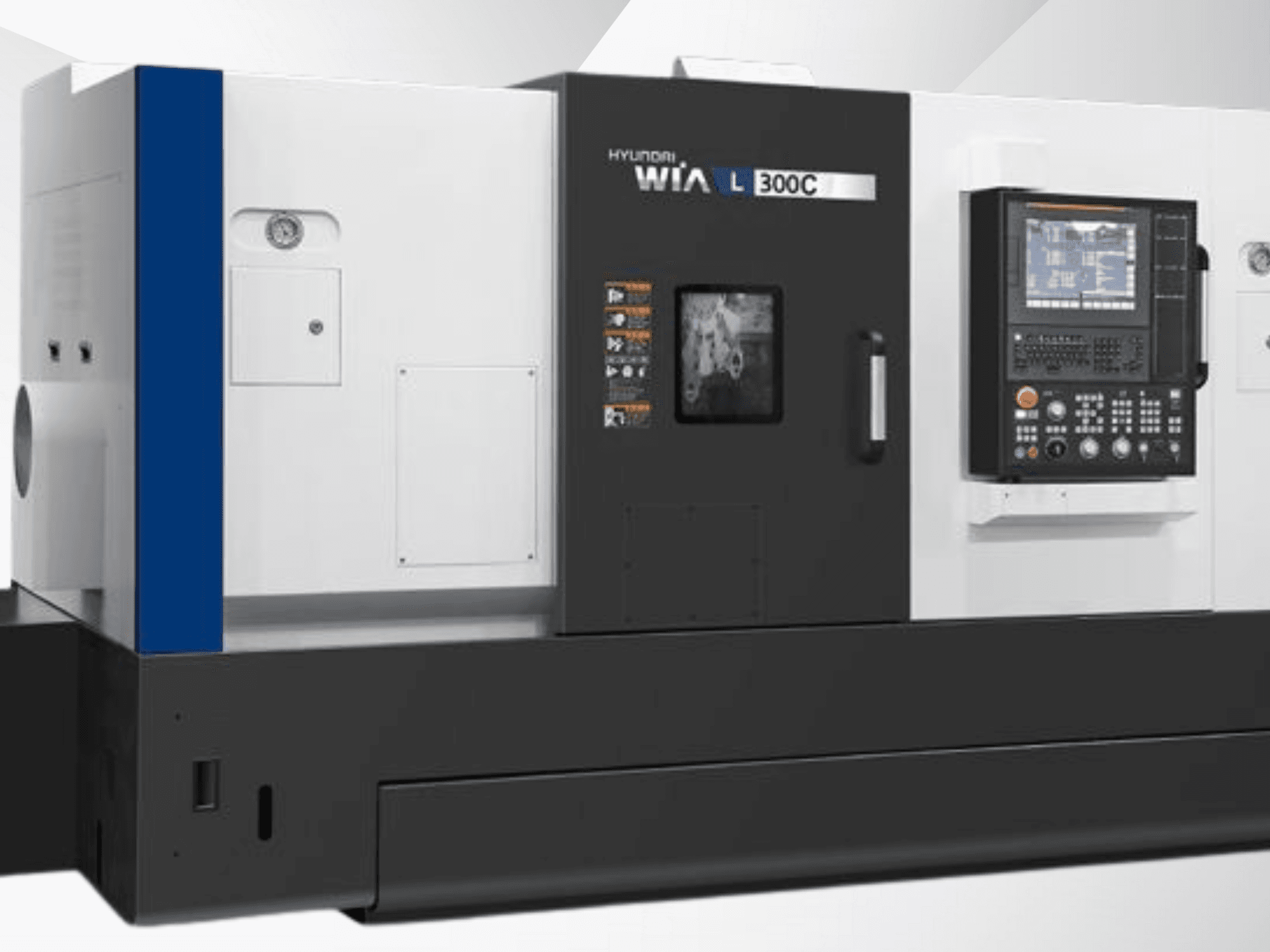 Tokarka CNC Hyundai WIA L300C, widok z przodu, z panelem sterowania i wyświetlaczem operacyjnym. Elegancka, nowoczesna konstrukcja.
