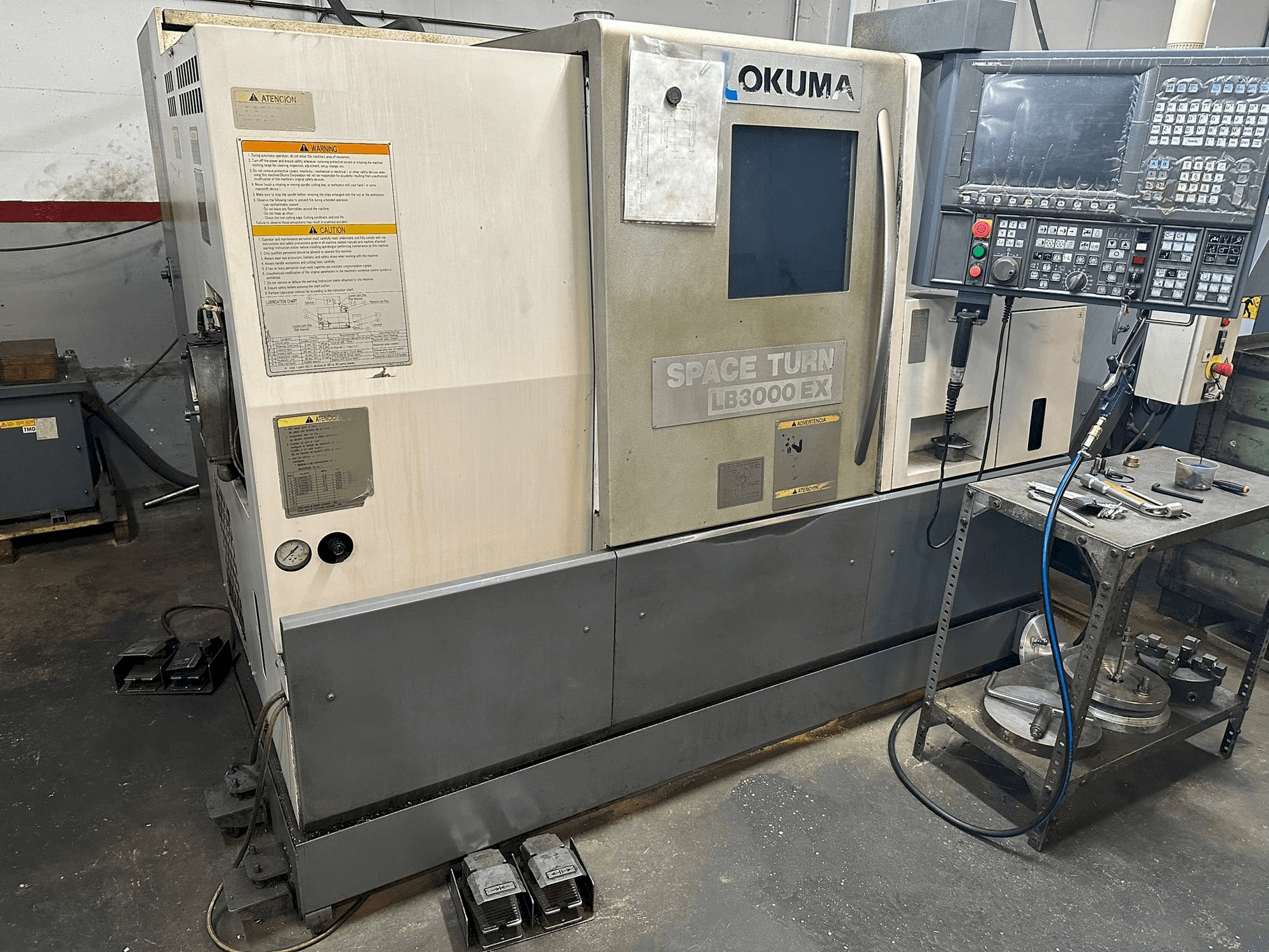 Widok z przodu maszyny Okuma LB 3000EX
