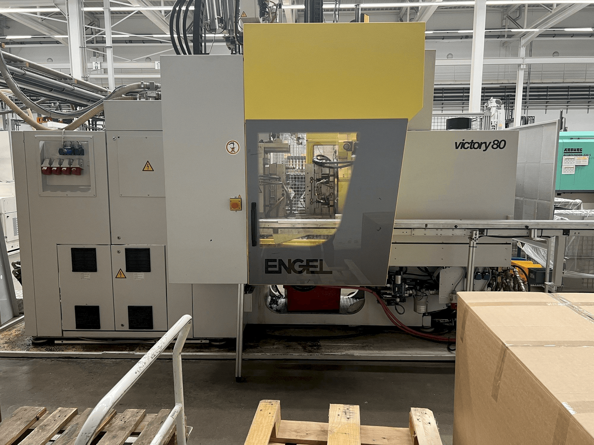 Widok z przodu maszyny Engel VC 330H/80V/80CO