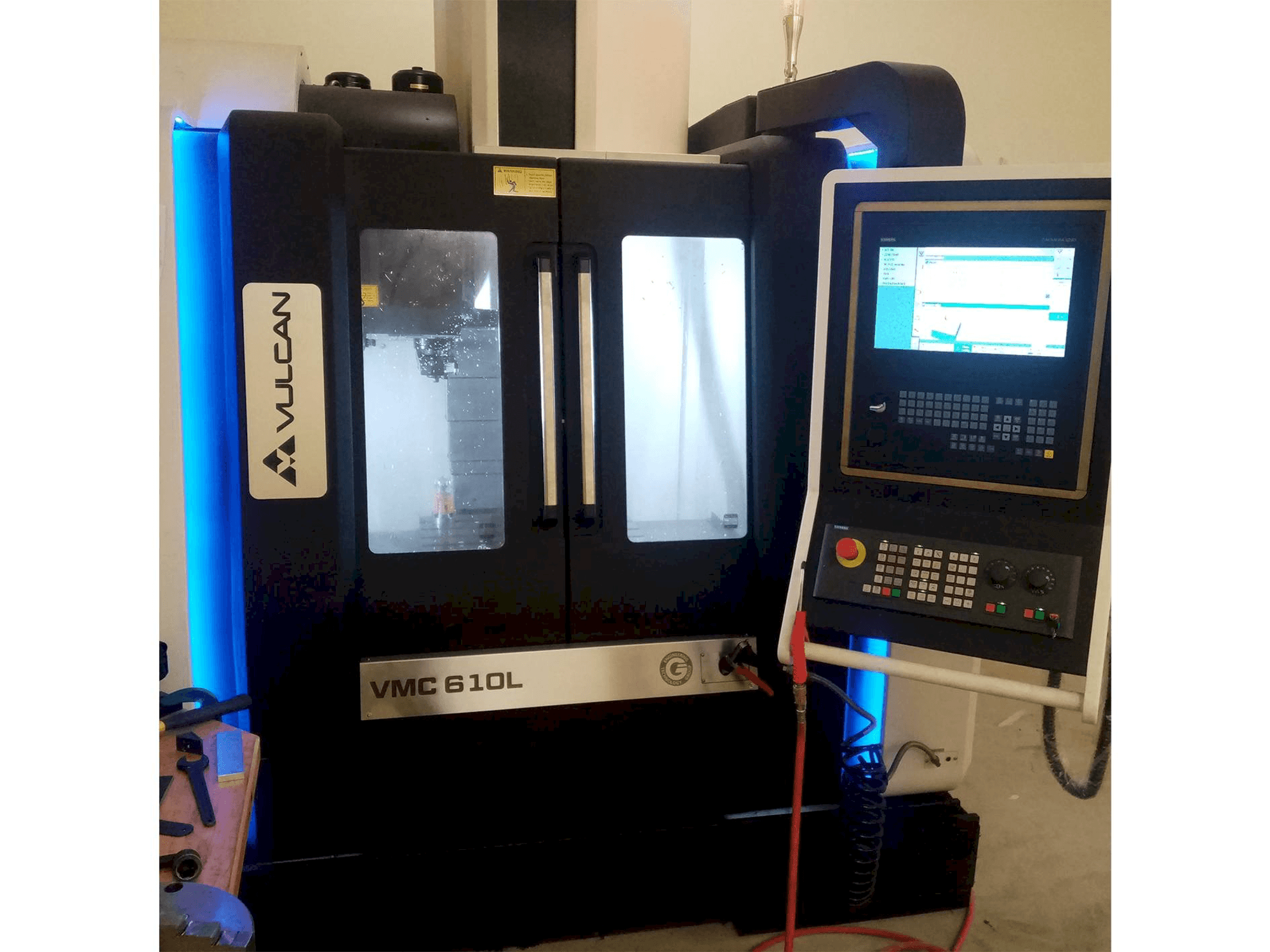 Widok z przodu maszyny VULCAN VMC 610L