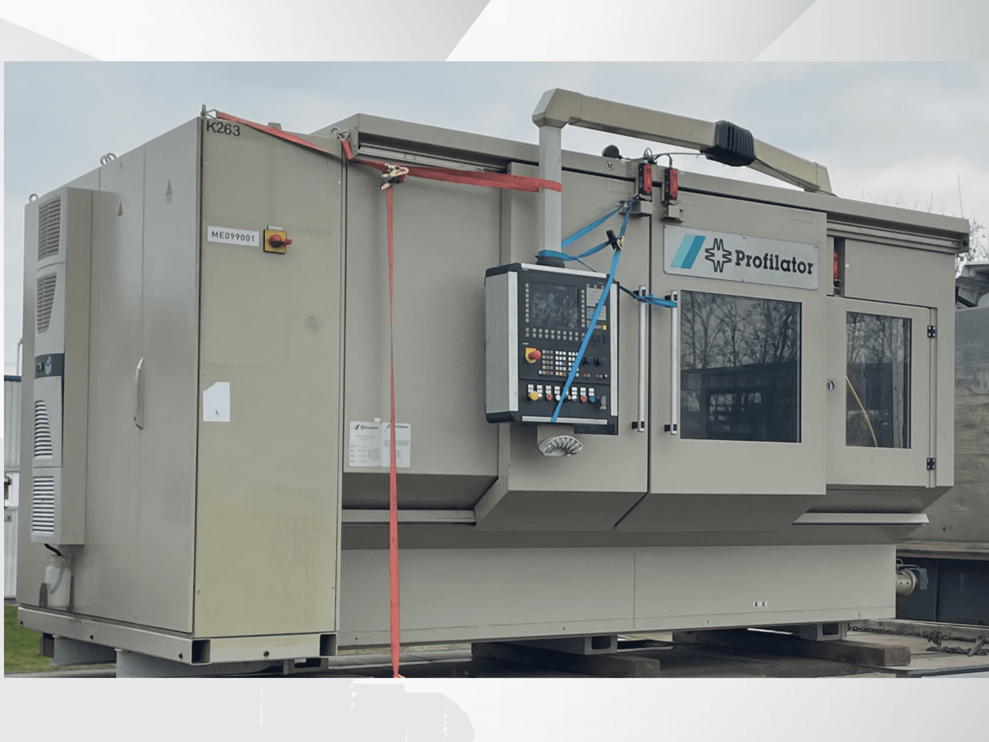 Maszyna Profillator w widoku z boku, z panelem sterowania, etykietami bezpieczeństwa i taśmą ochronną, na drewnianej platformie.