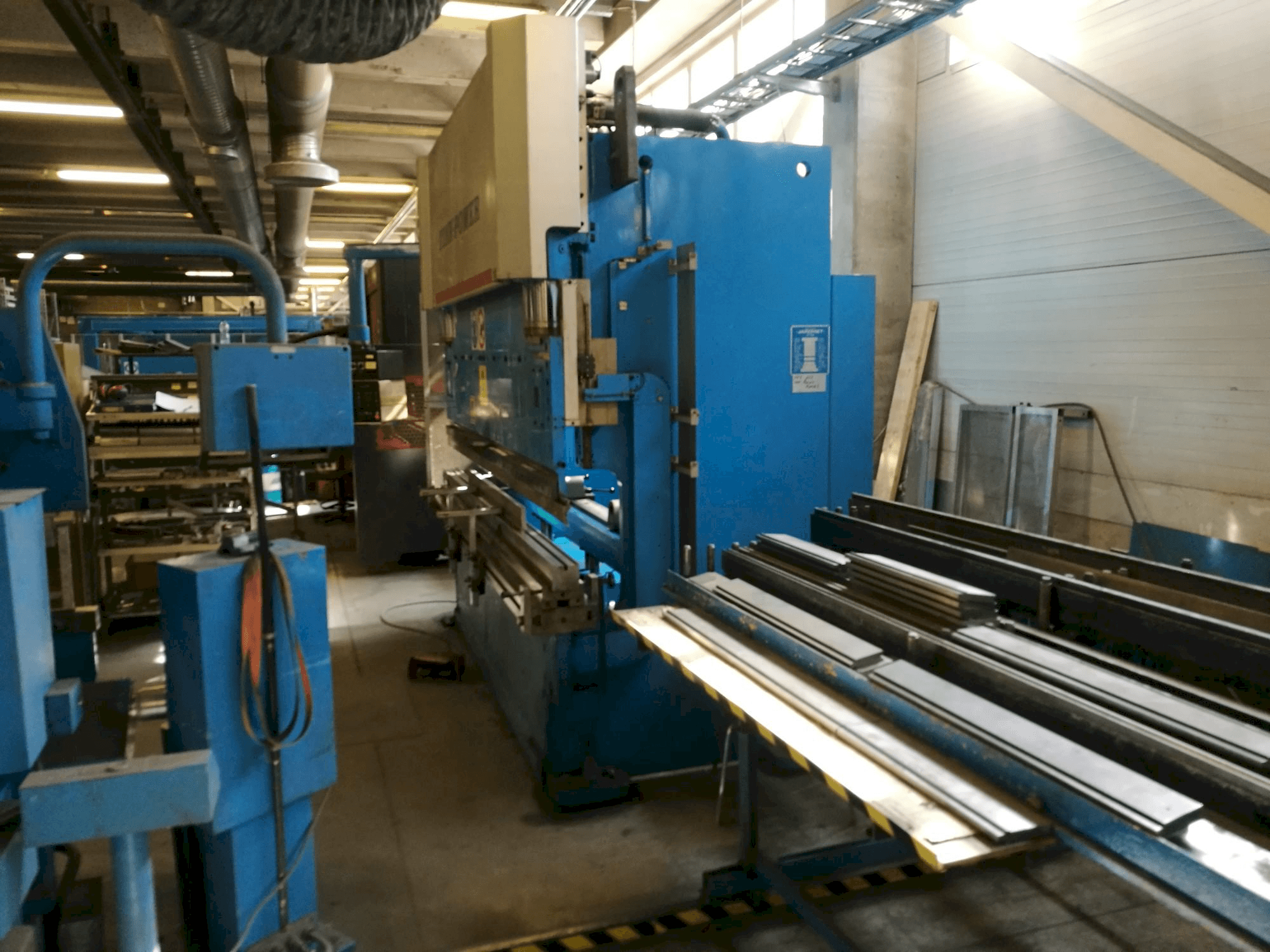 Widok z przodu maszyny Finn-Power JAROMET CNC J 100 -3000