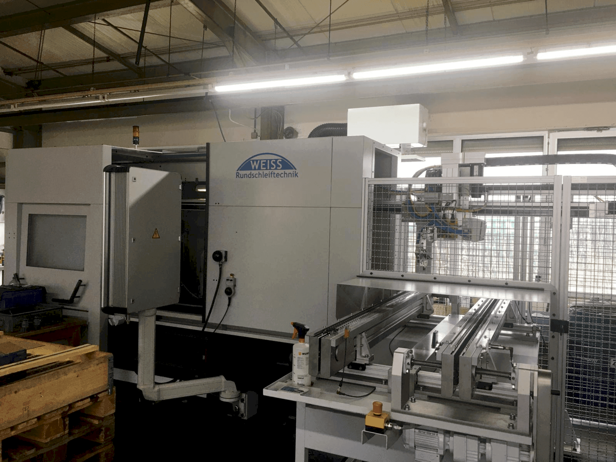 Widok z przodu maszyny WEISS Rundschleiftechnik K52