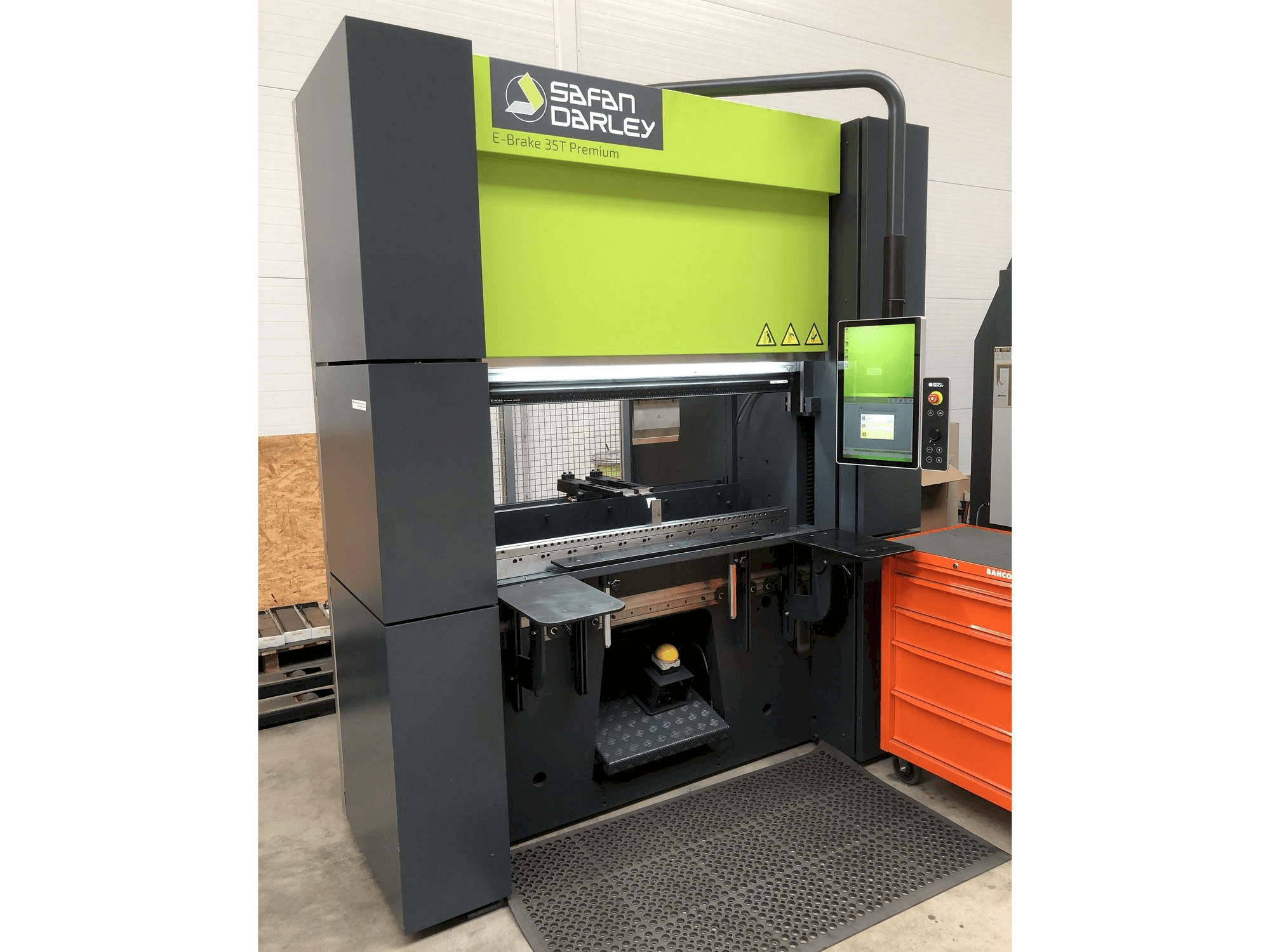 Widok z przodu maszyny Safan Darley E-Brake 35T Premium
