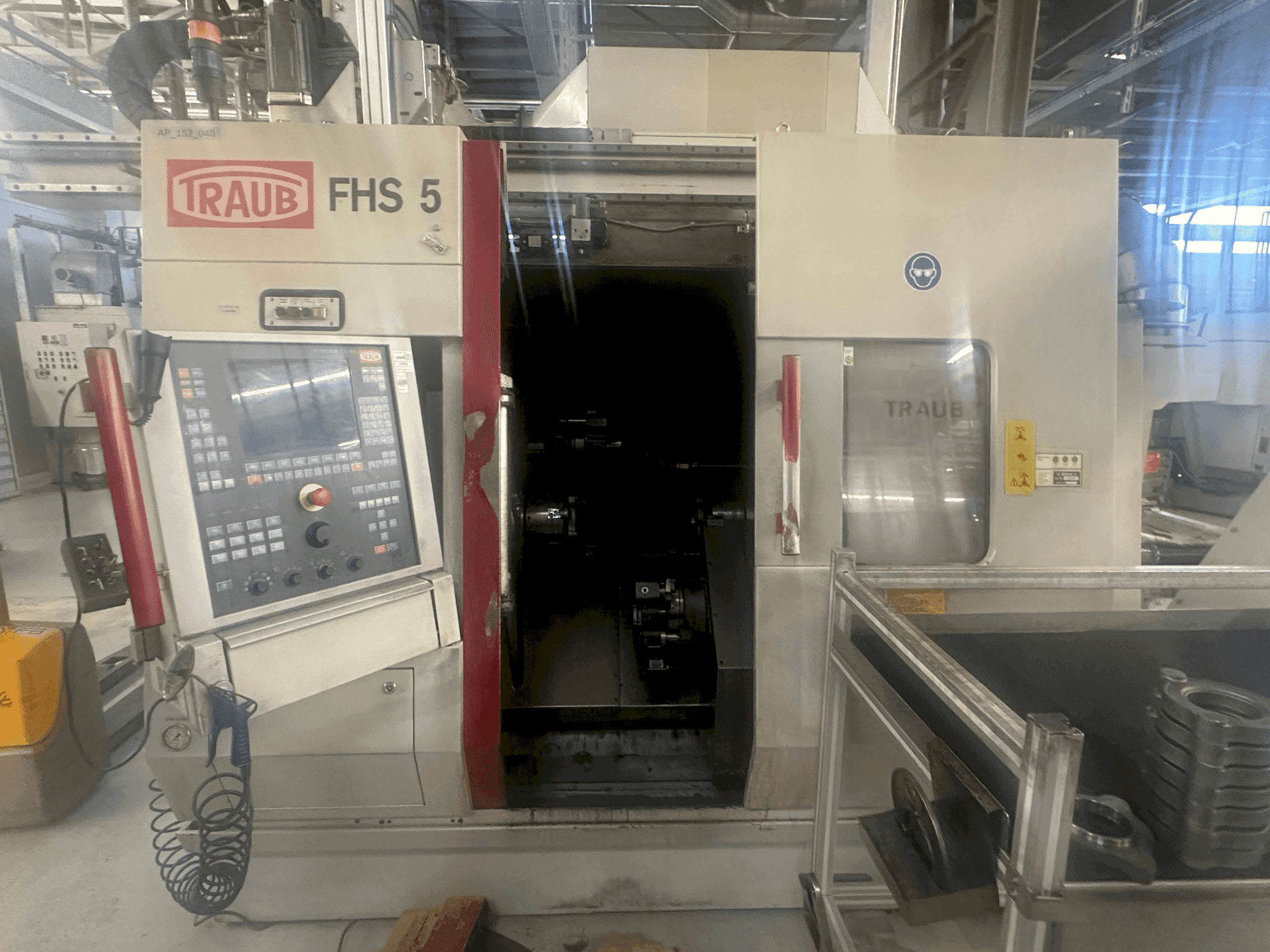 Widok z przodu maszyny TRAUB TNC 42/65