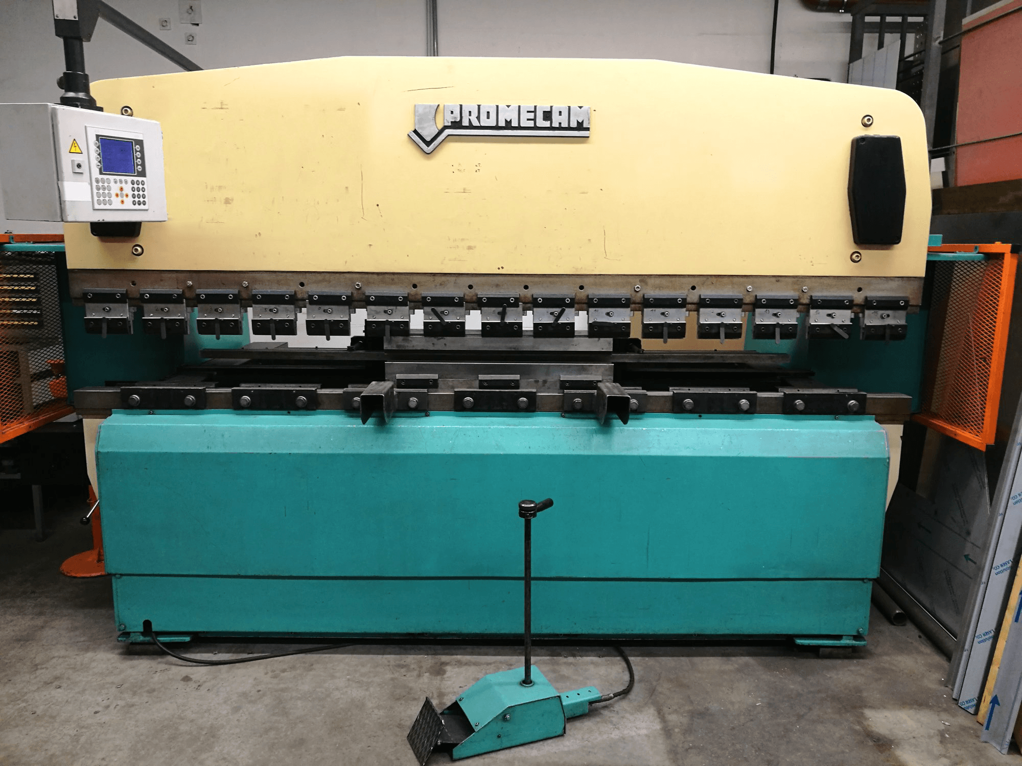 Widok z przodu maszyny PROMECAM RG-103