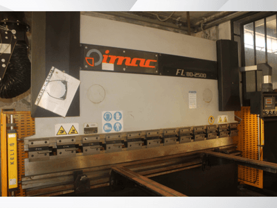 Giętarka IMAC FL 80-2500, widok z przodu, z panelem sterowania, ostrzeżeniami dotyczącymi bezpieczeństwa i metalowymi elementami oprzyrządowania.