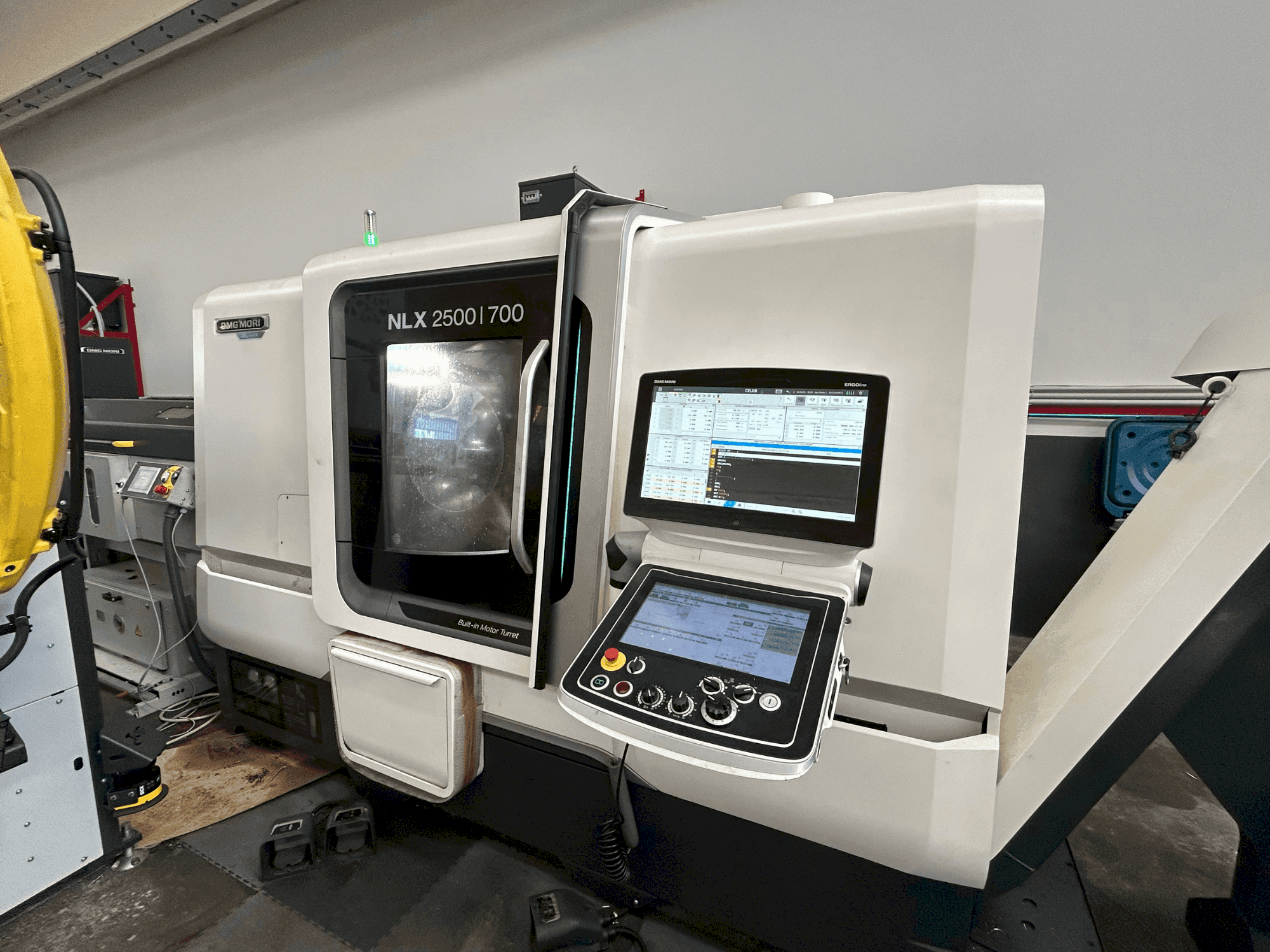 Widok z przodu maszyny DMG MORI NLX 2500 SY / 700