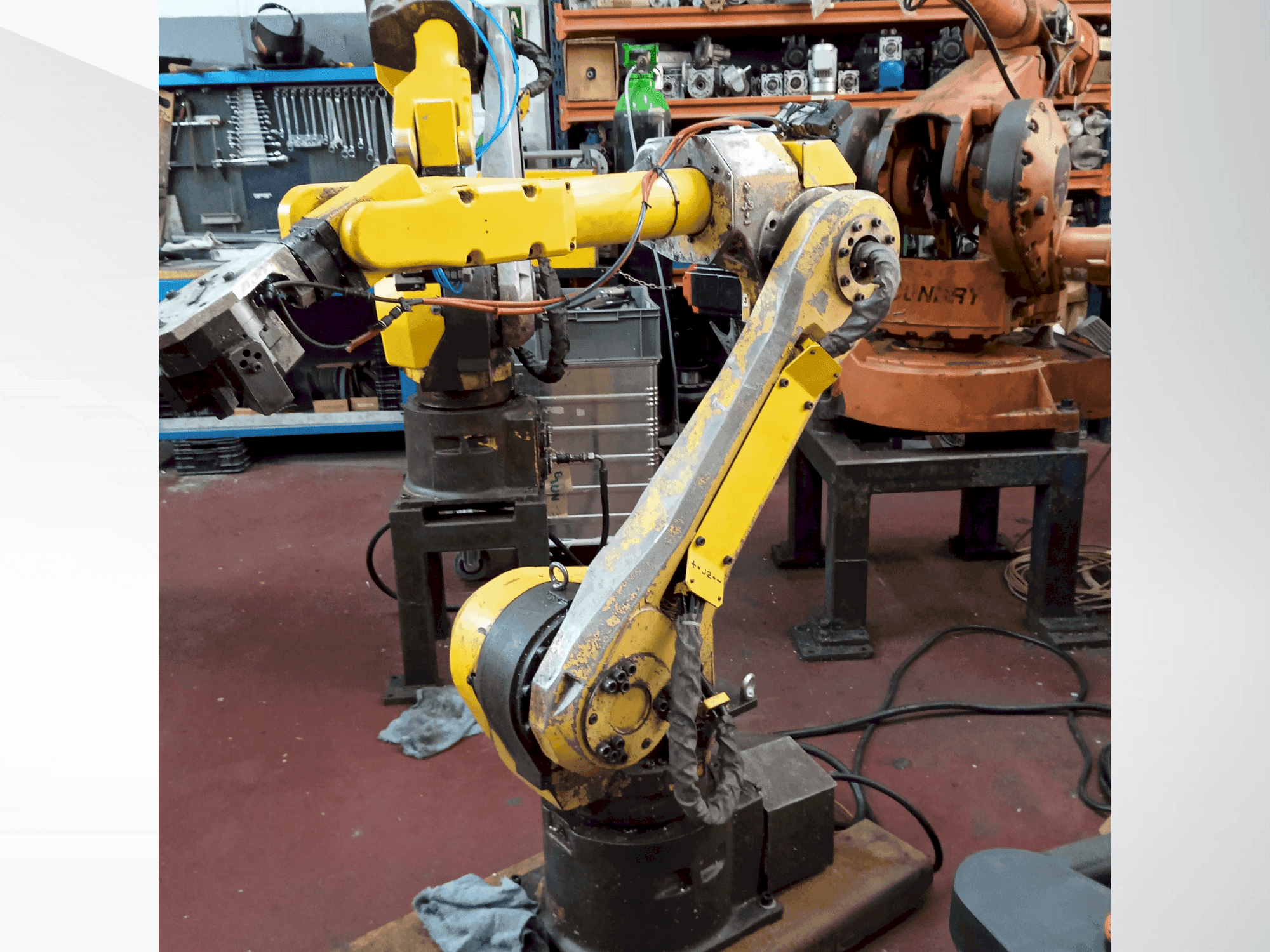 Widok z przodu maszyny FANUC M-16iB