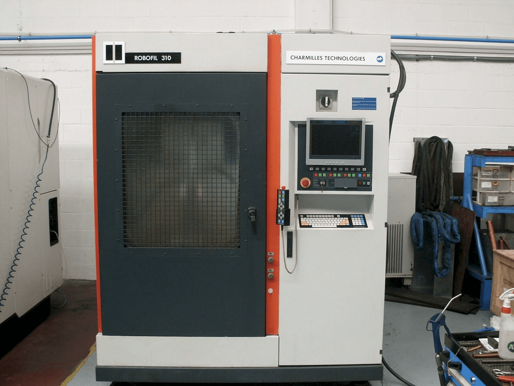 Widok z przodu maszyny CHARMILLES Robofil 310