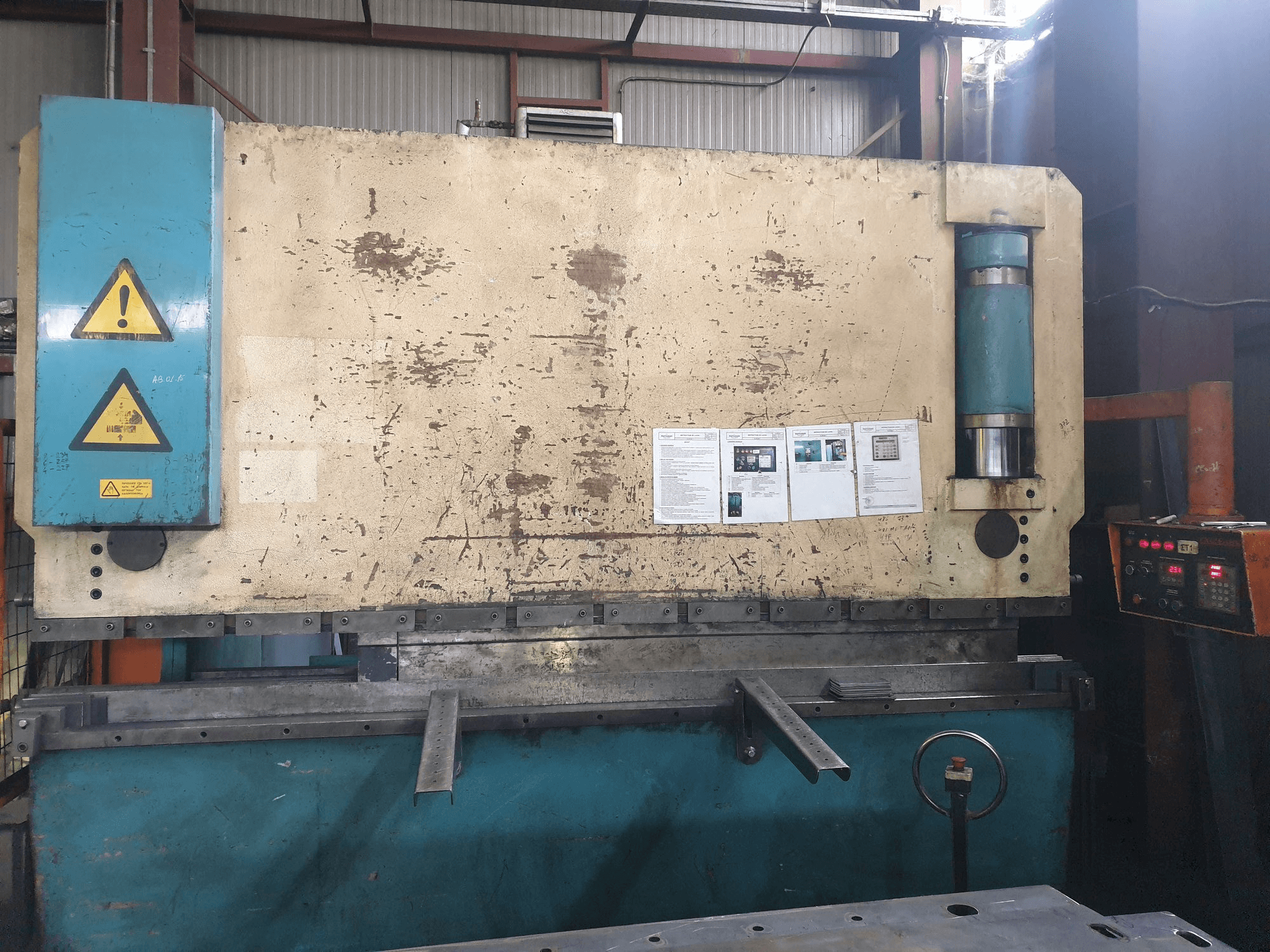 Widok z przodu maszyny GIZELIS PB 130/3000