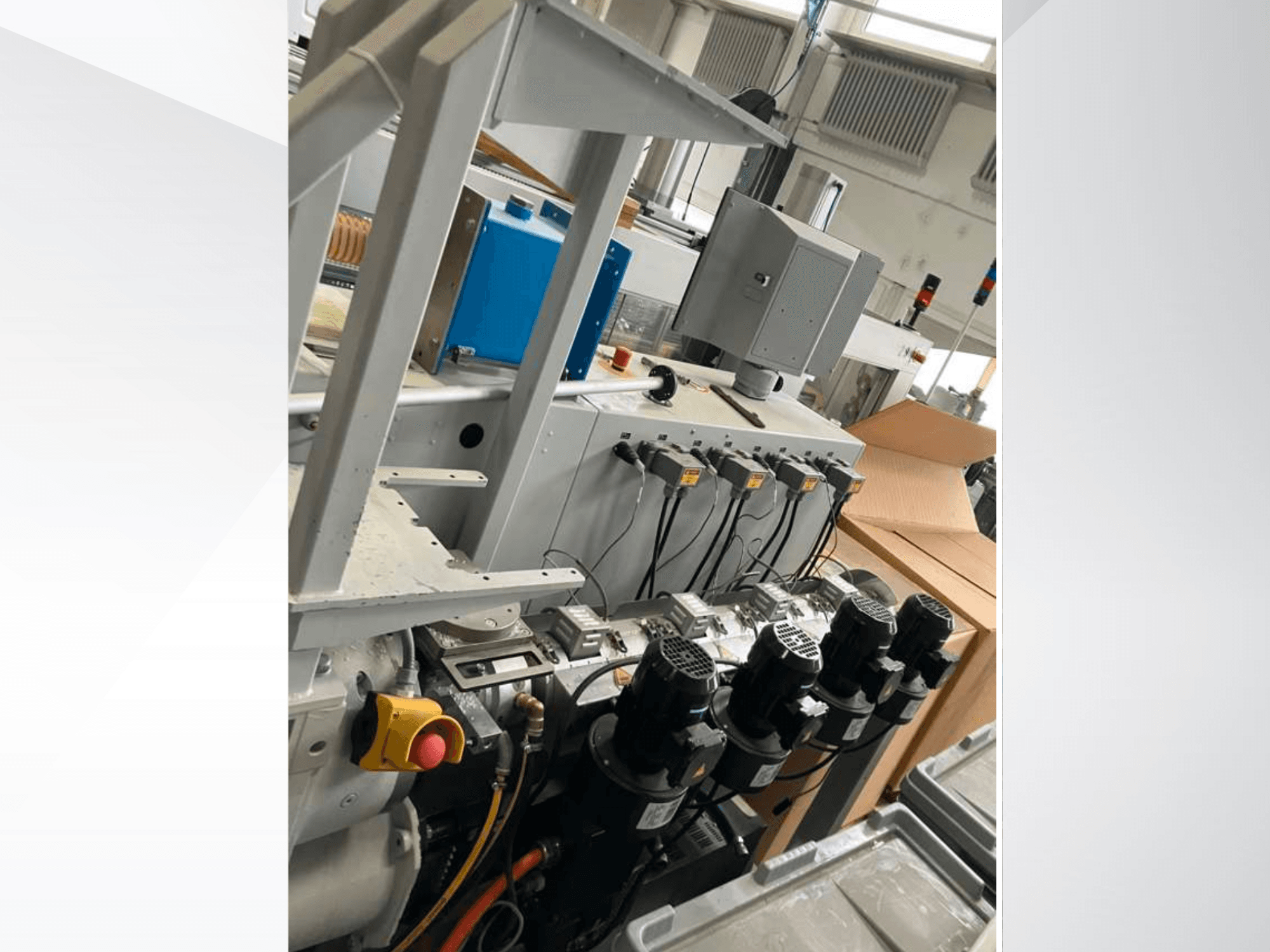 Wytłaczarka jednoślimakowa Krauss Maffei KME 45 XS, widok z boku pokazujący panel sterowania, silniki i różne komponenty.