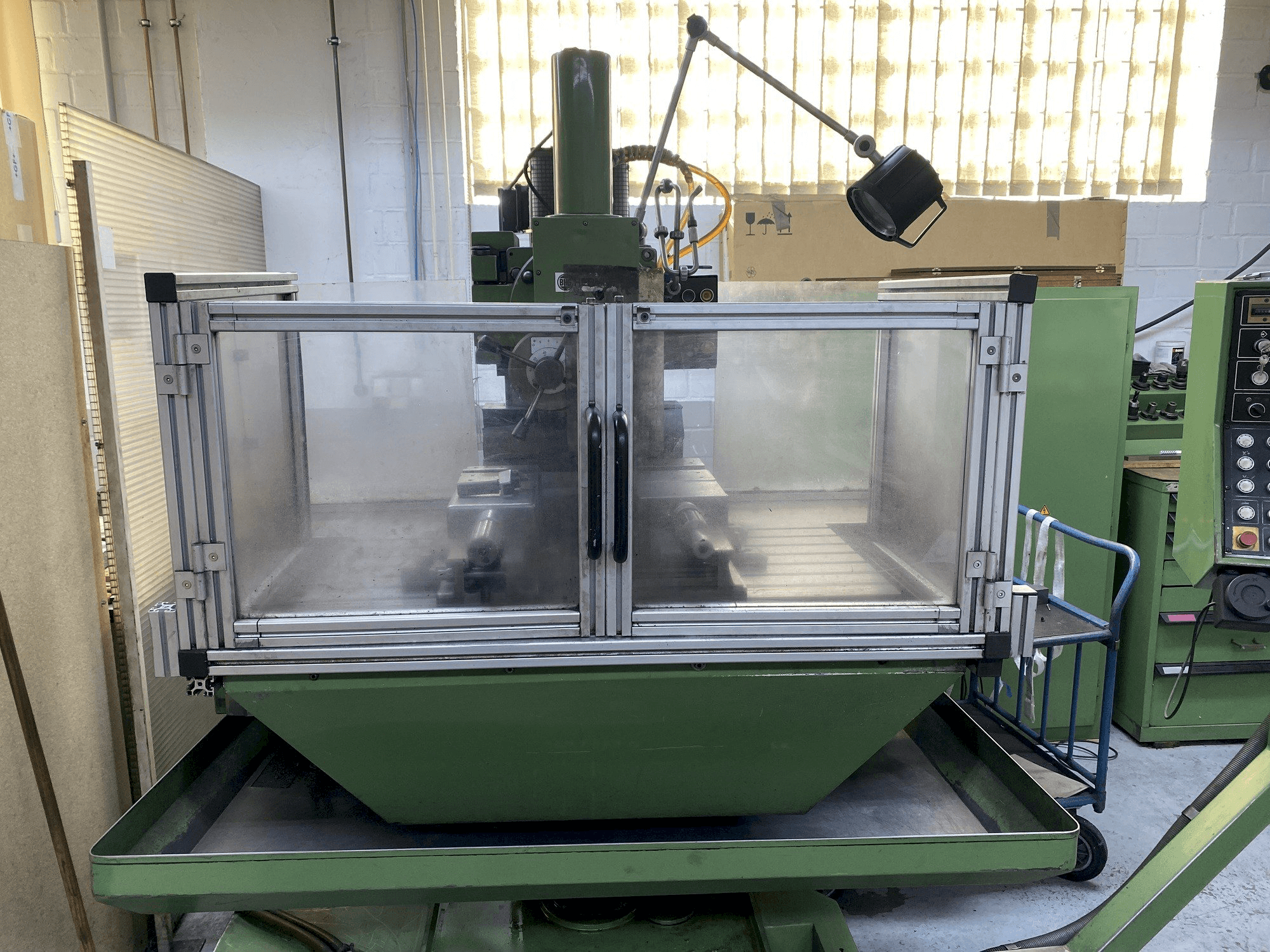 Widok z przodu maszyny HERMLE UWF 1000