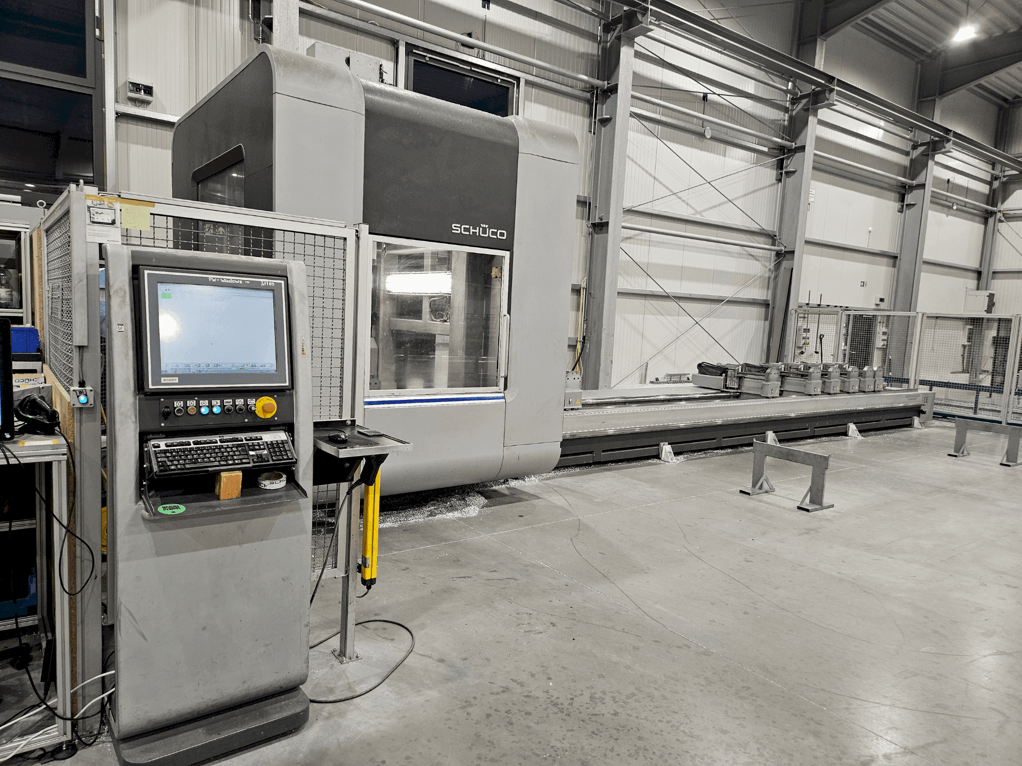 Widok z przodu maszyny SCHÜCO DC 500