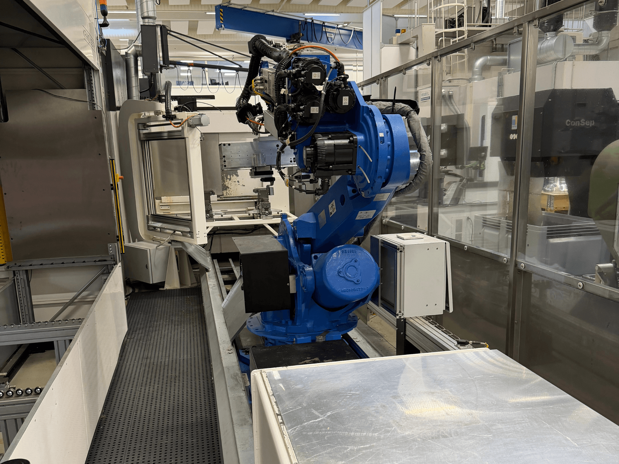 Ramię robota Yaskawa Motoman ES165D na szynie, widok z boku pokazujący konfigurację automatyzacji w środowisku przemysłowym.