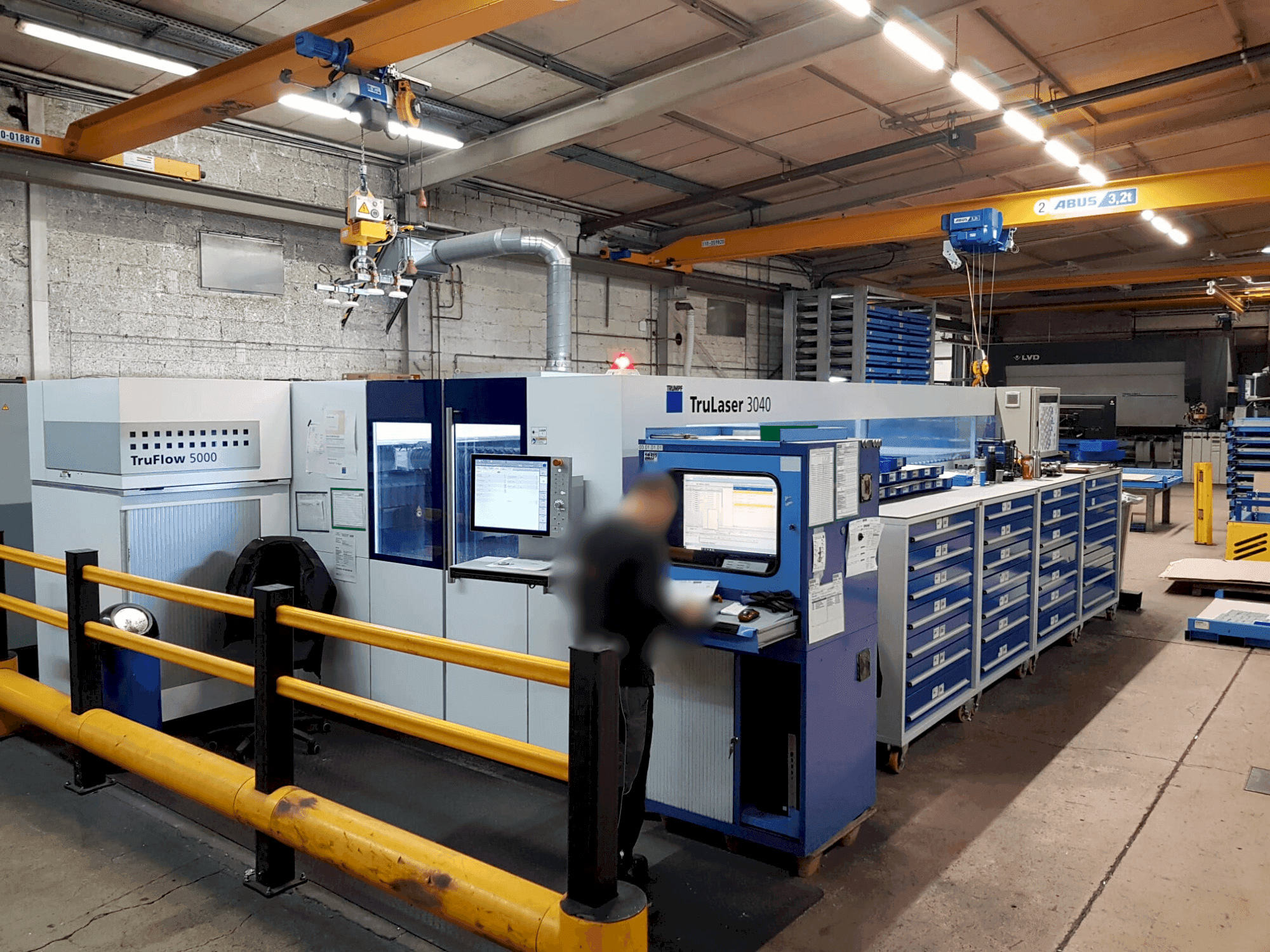 Widok z przodu maszyny TRUMPF TruLaser 3040 5kW CO2