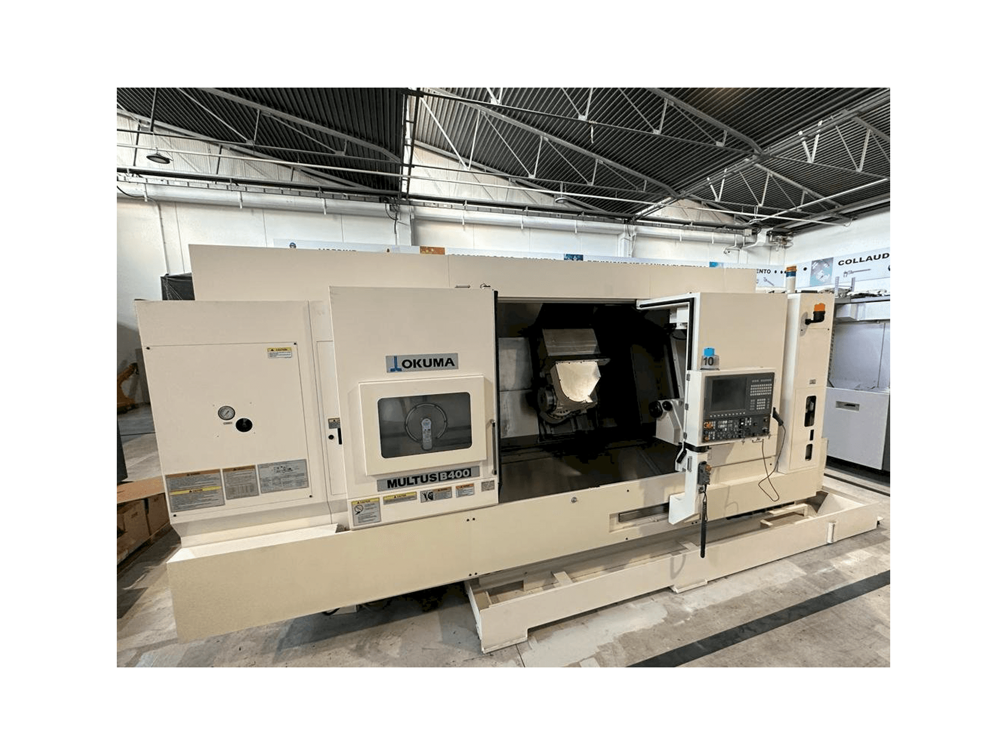 Widok z przodu maszyny Okuma MULTUS B400C