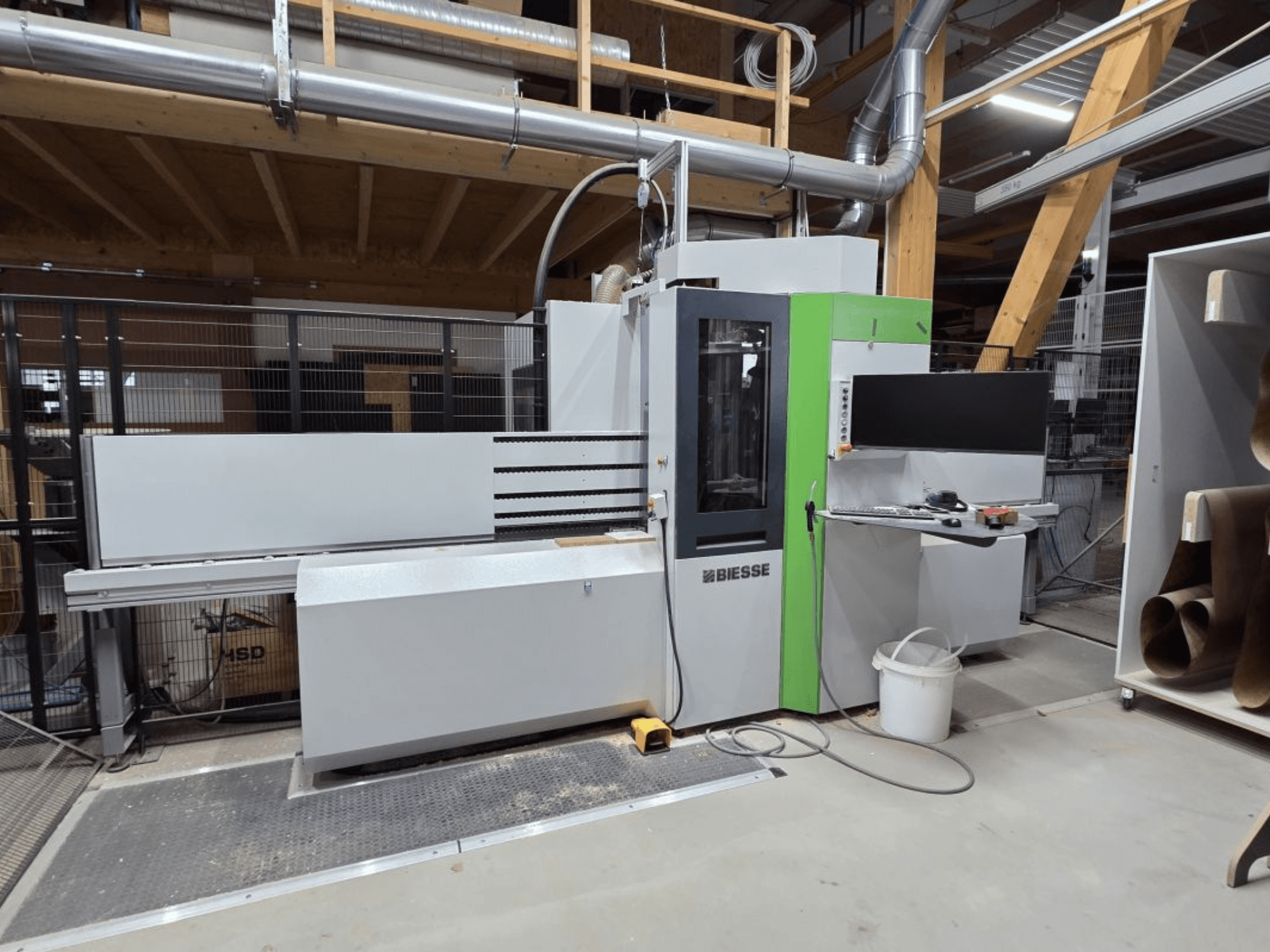 Centrum obróbcze BIESSE Brema EKO 2.2 CNC, widok z przodu, przedstawiający panel sterowania oraz obudowę główną z zielonymi akcentami.