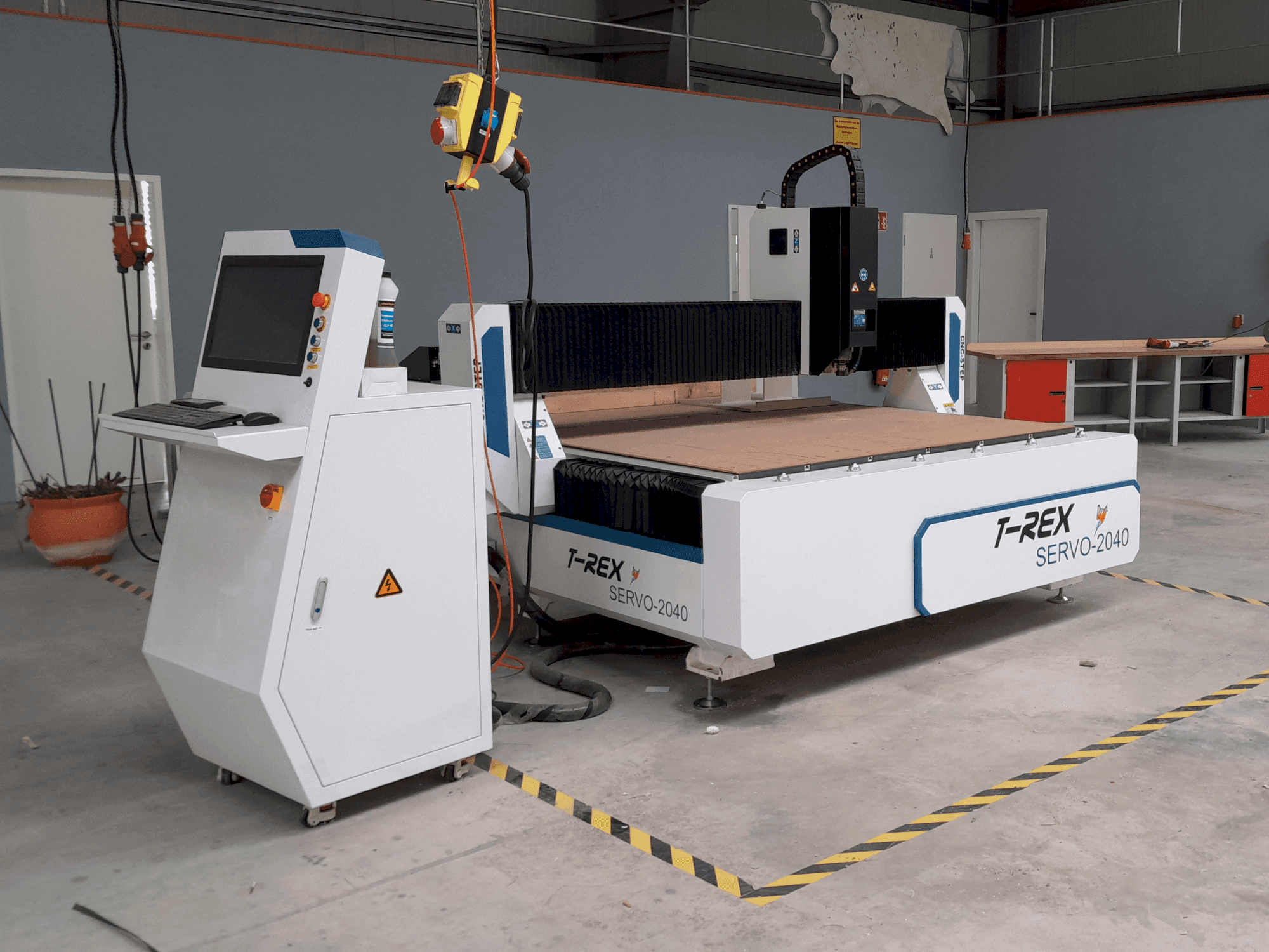 Widok z przodu maszyny T-Rex Servo 2040