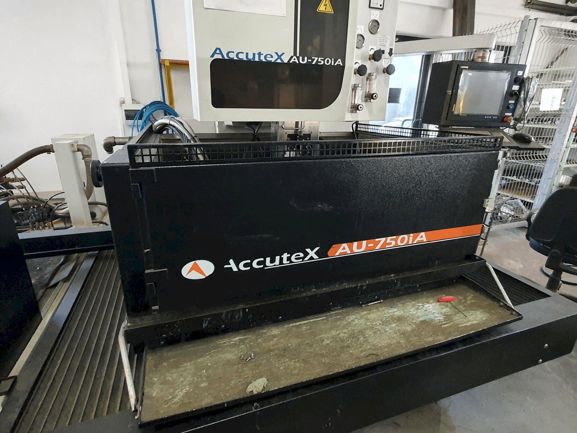 Widok z przodu maszyny AccuteX AU-750iA