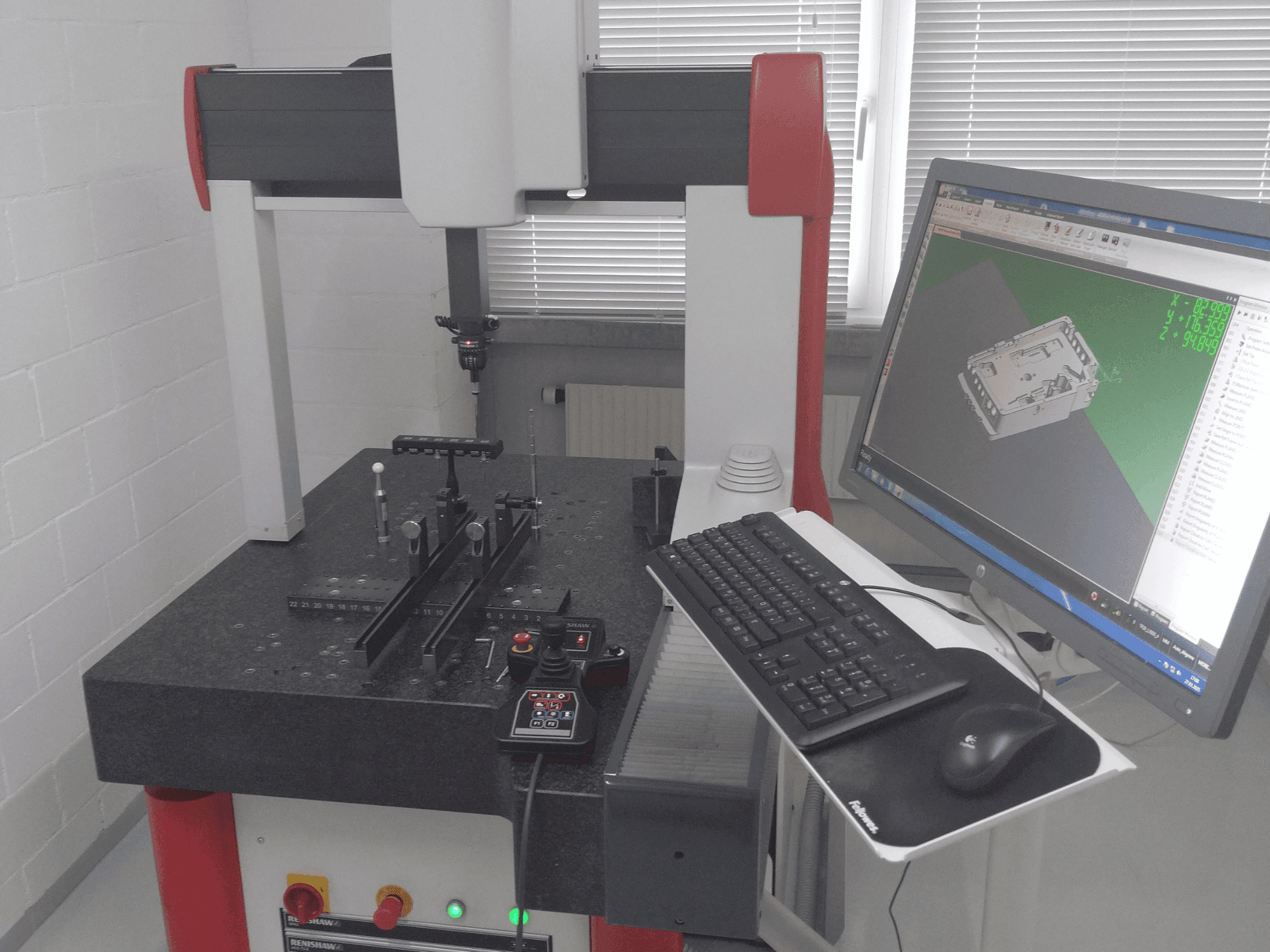 Widok z przodu maszyny Coord3 Ares 700