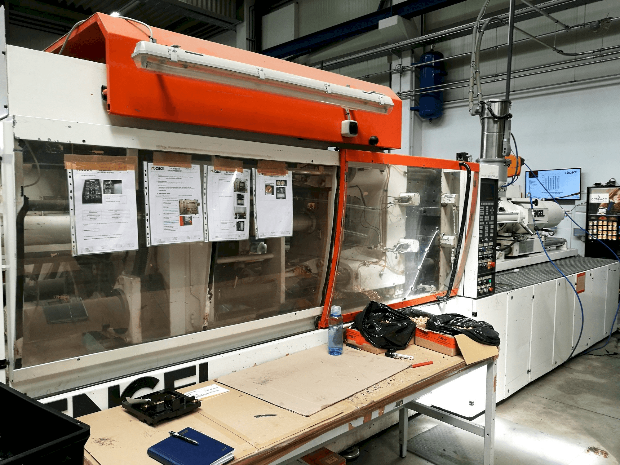 Widok z przodu maszyny ENGEL ES 1300/225