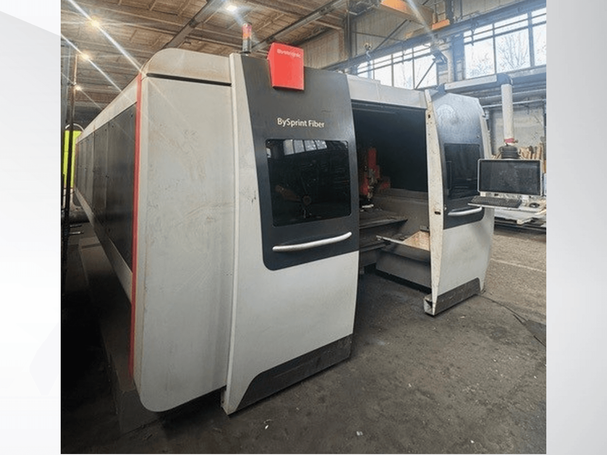 Maszyna BySprint Fiber firmy Brünswick, widok z przodu pokazujący podwójne otwory, panel sterowania z ekranem dotykowym i przemysłową przestrzeń roboczą wewnątrz.