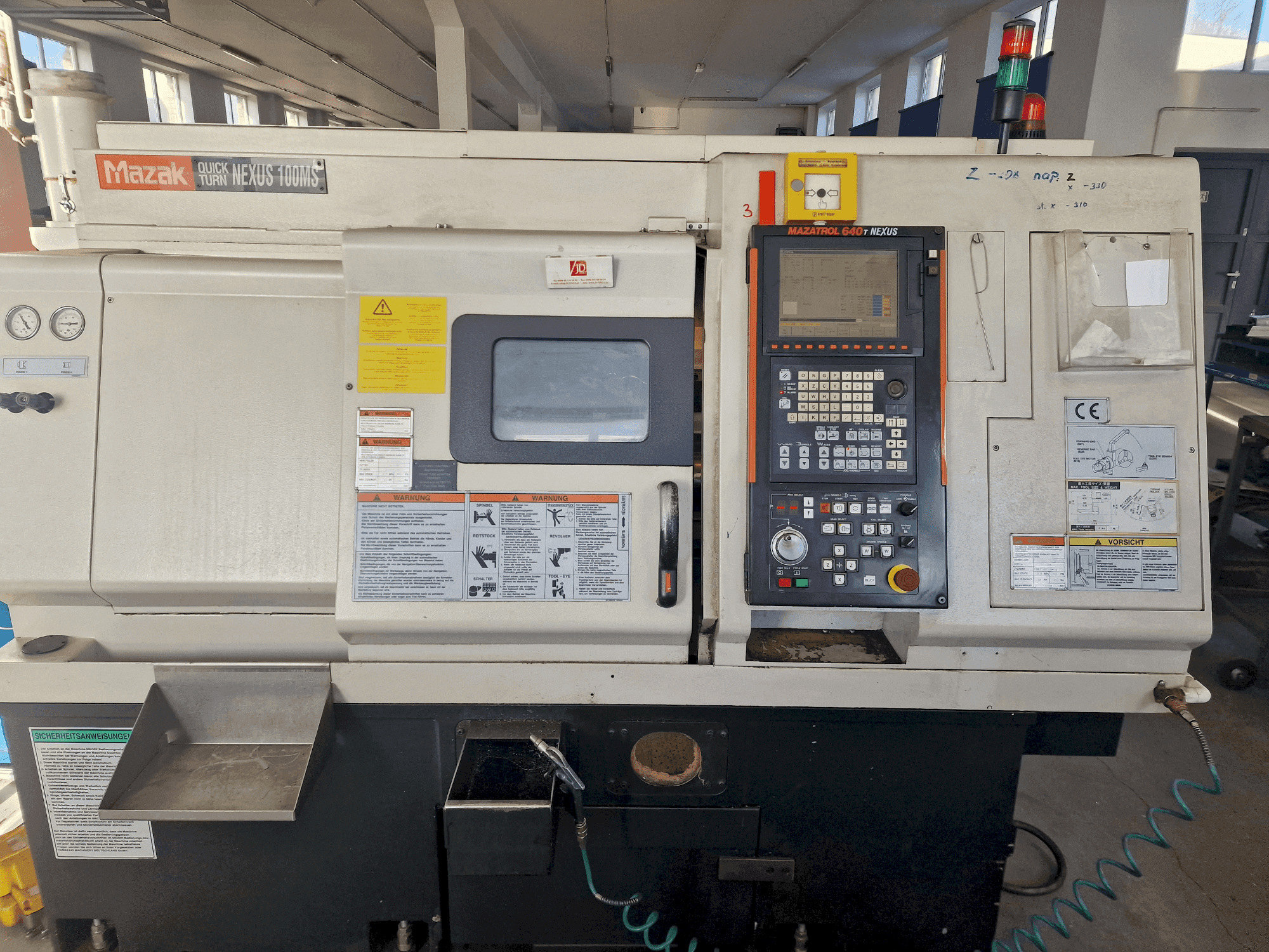 Widok z przodu maszyny Mazak QTN-100 MS