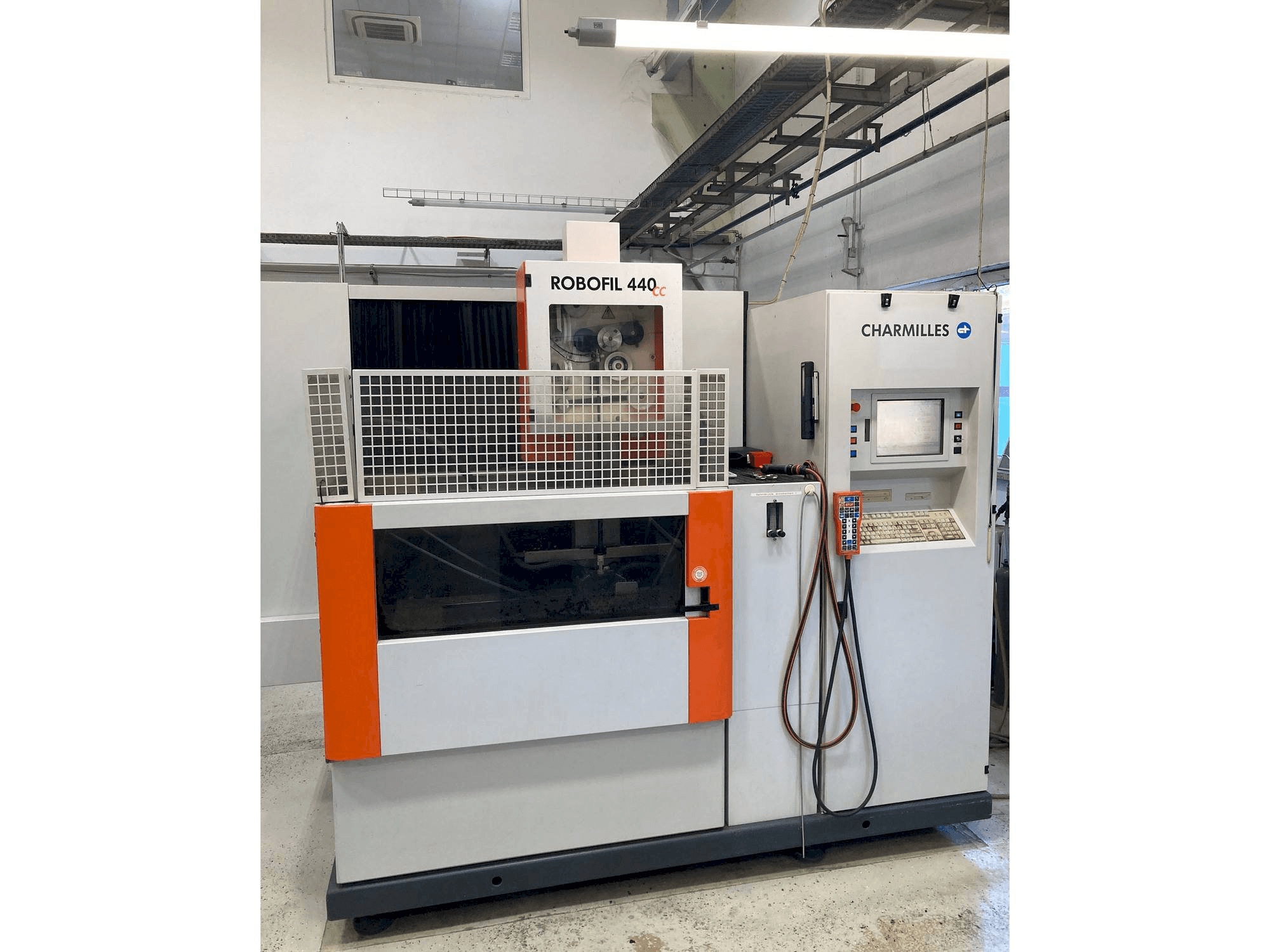 Widok z przodu maszyny CHARMILLES Robofil 440 CC