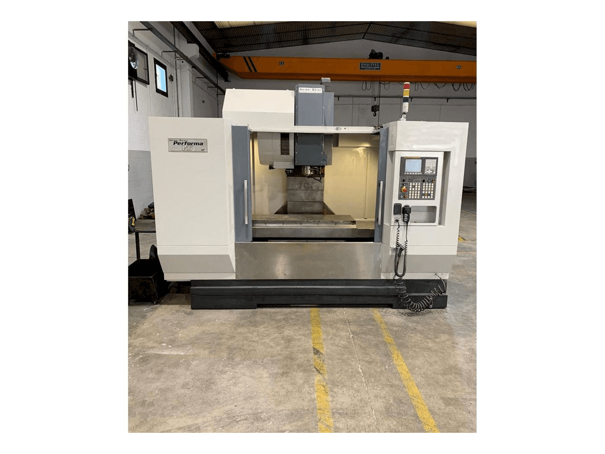 Widok z przodu maszyny Akira Seiki V5 XP
