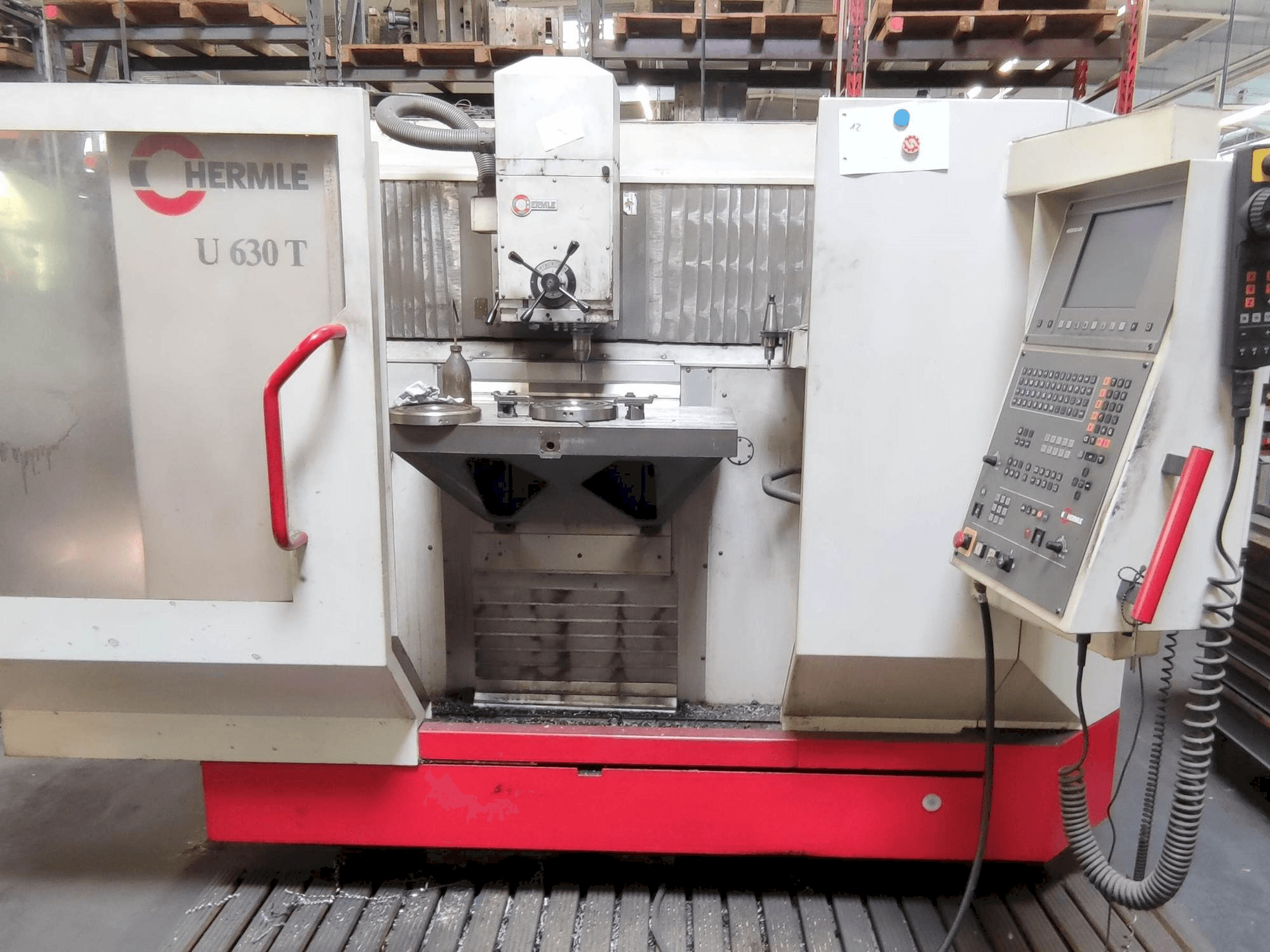 Widok z przodu maszyny HERMLE U630T