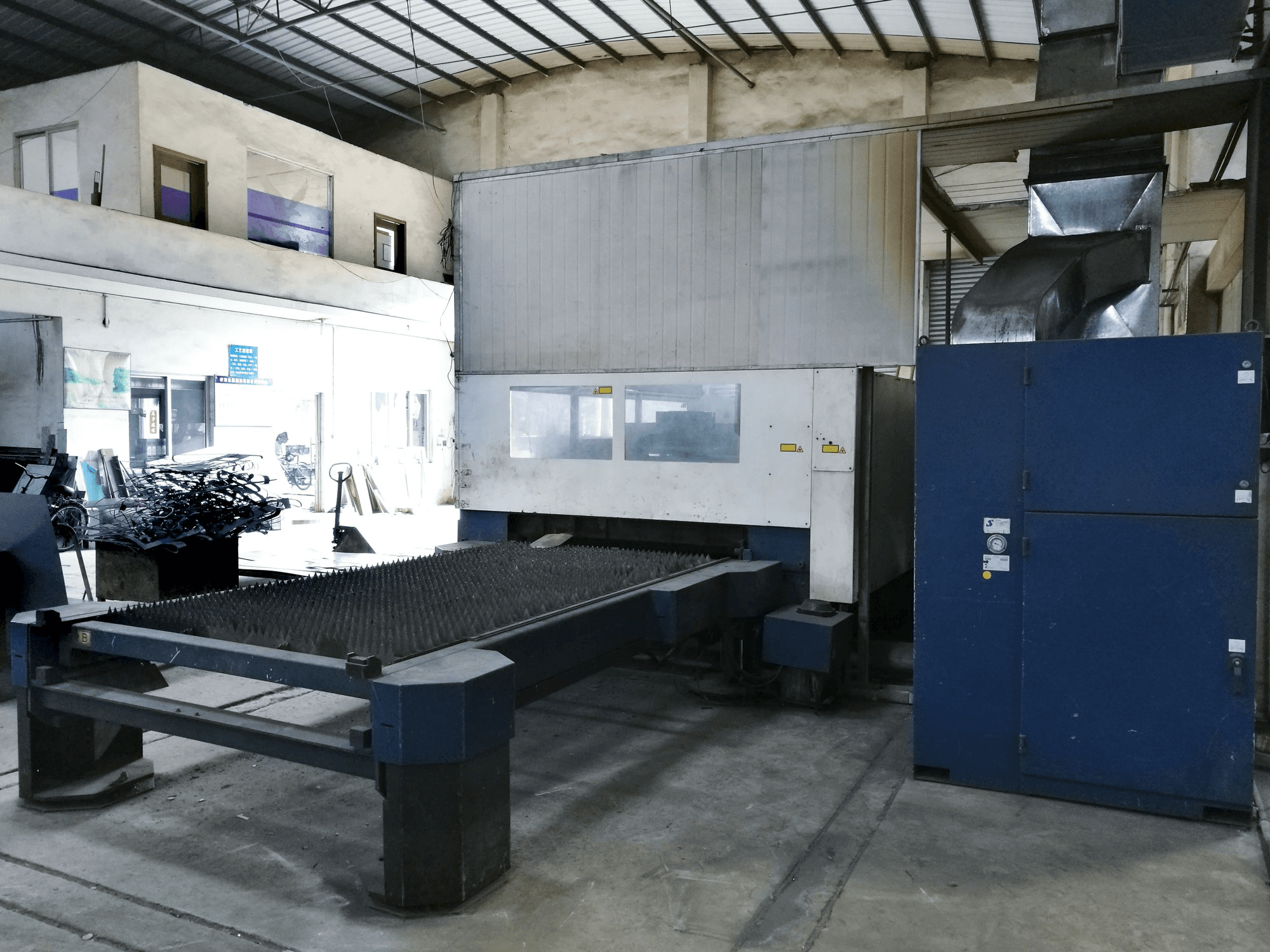 Widok z prawej 1 maszyny Trumpf TruLaser L3030