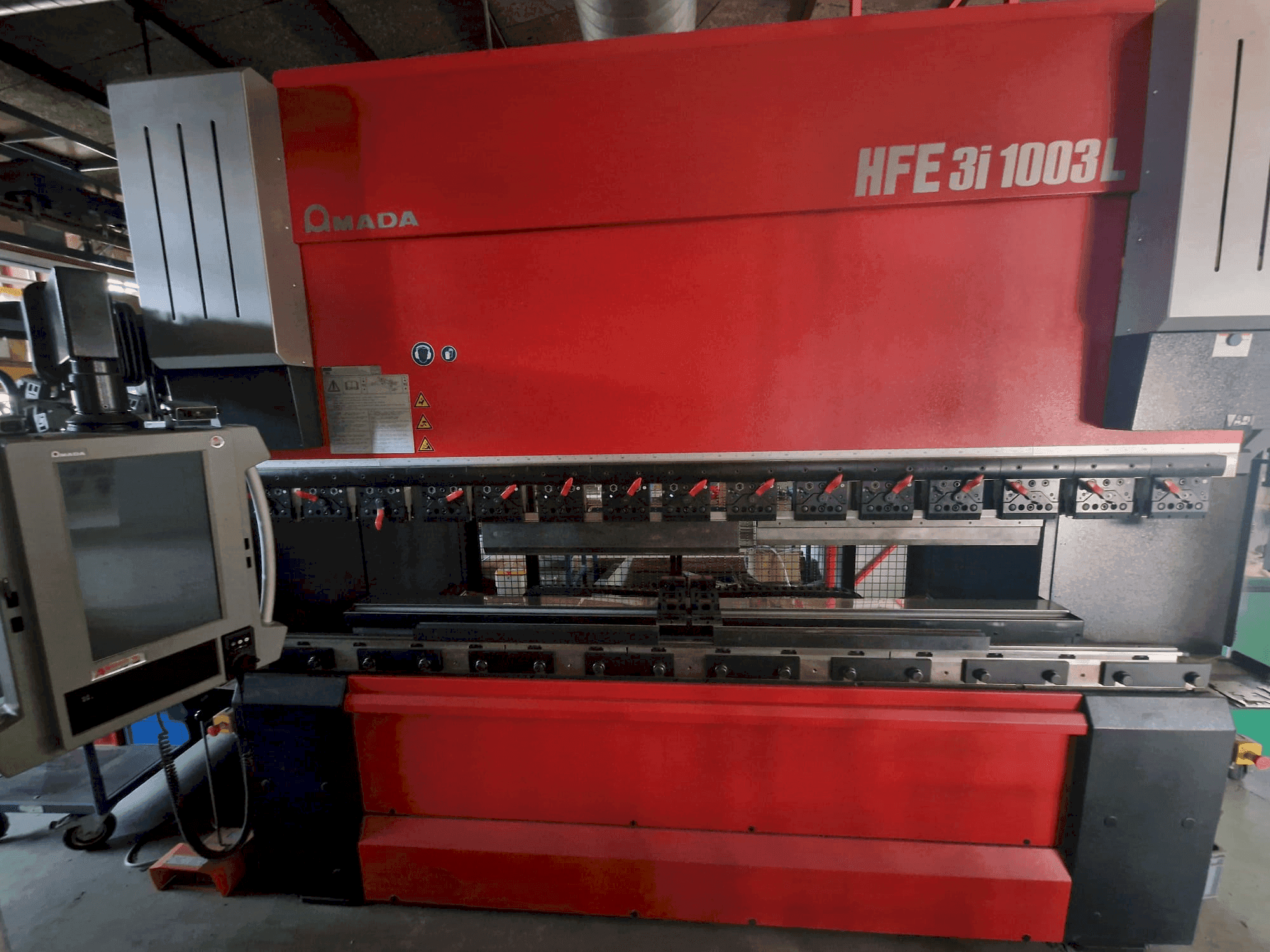 Widok z przodu maszyny AMADA HFE 3L 1003