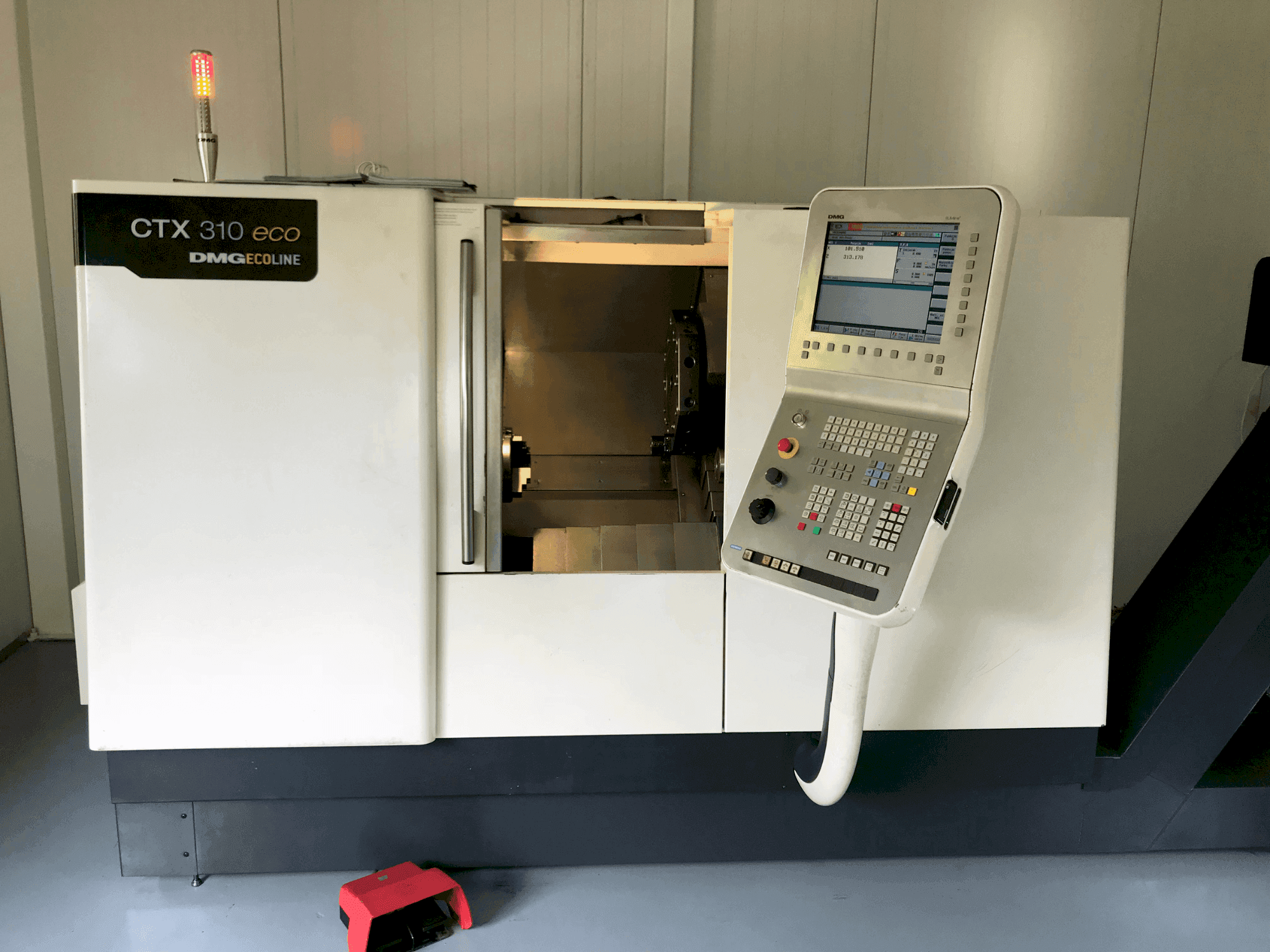 Widok z przodu maszyny DMG CTX 310 ecoline