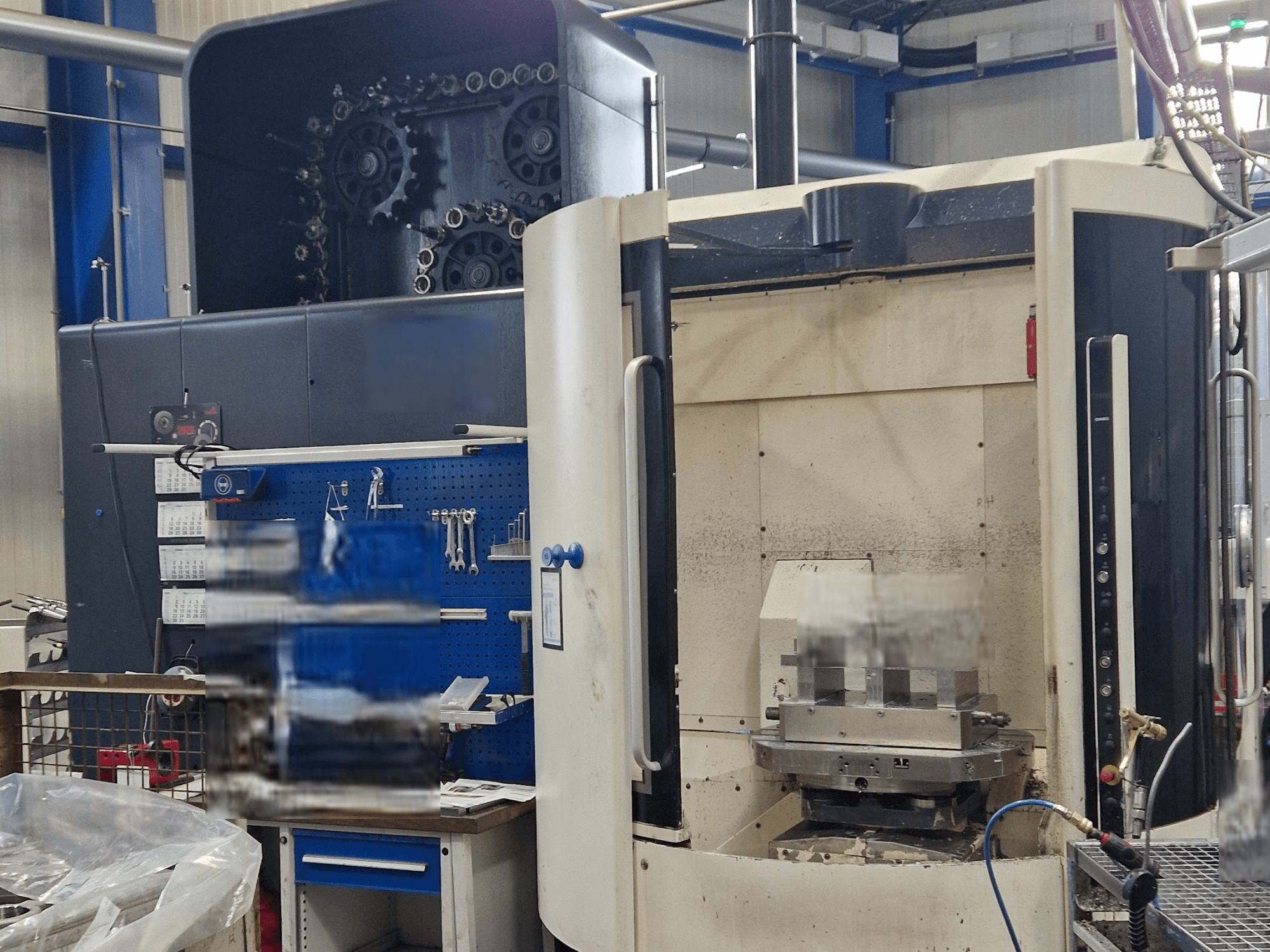 Uniwersalne centrum obróbcze DMG DMC80U DuoBlock, widok z przodu, panel sterowania i obszar roboczy z akcesoriami narzędziowymi.